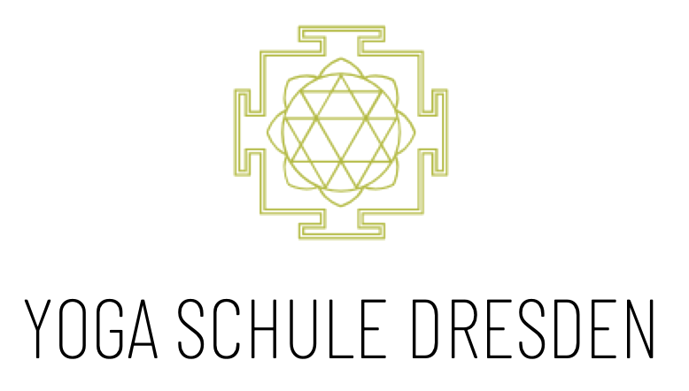Logo der Yoga Schule Dresden mit geometrischem Design in Gold und Schwarz, darunter der Schriftzug 'YOGA SCHULE DRESDEN'.