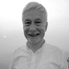 Porträt eines älteren Mannes mit weißen Haaren und Gesichtsausdruck, in Schwarz-Weiß