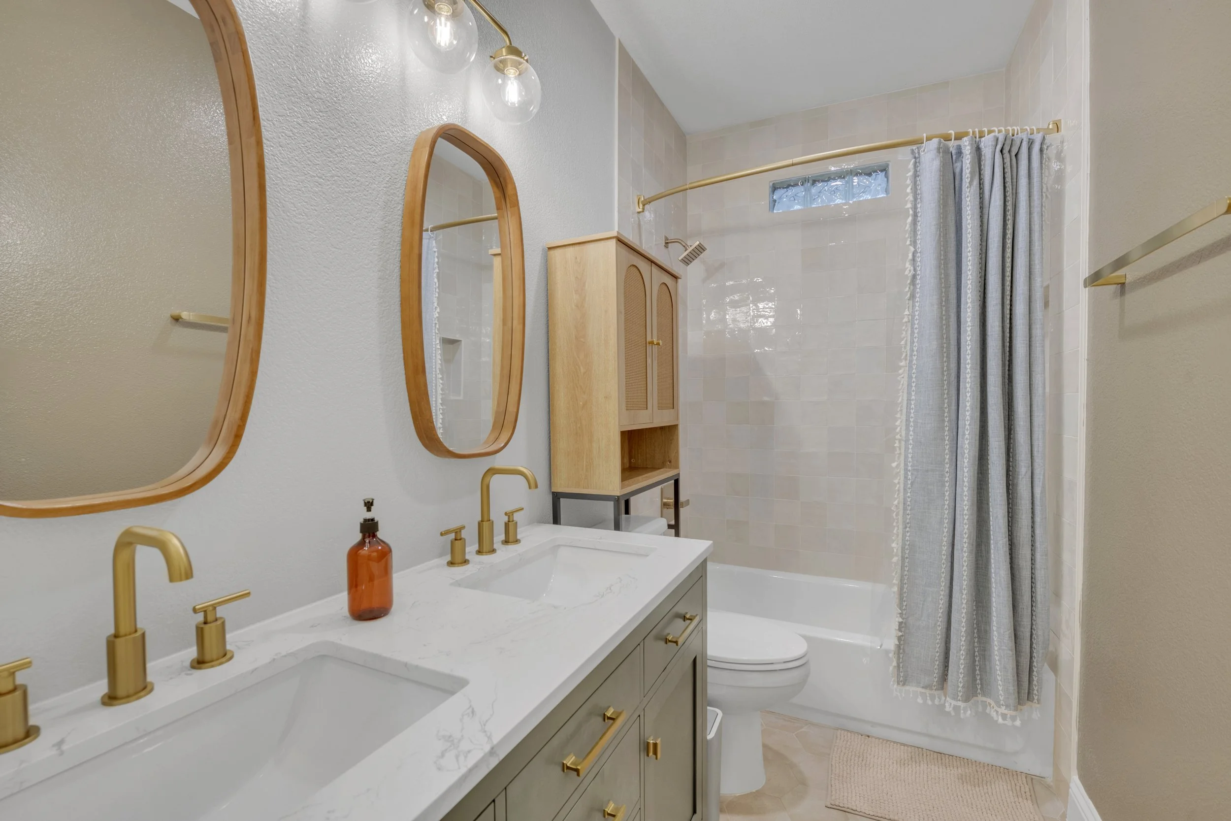 8. Hall Bathroom.jpg