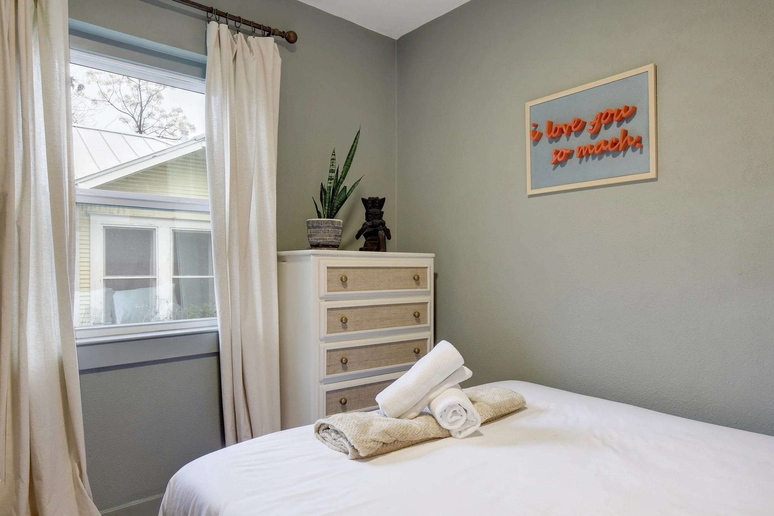 bedroom-with-closet-and-wfh-desk-east-austin-rental.jpg
