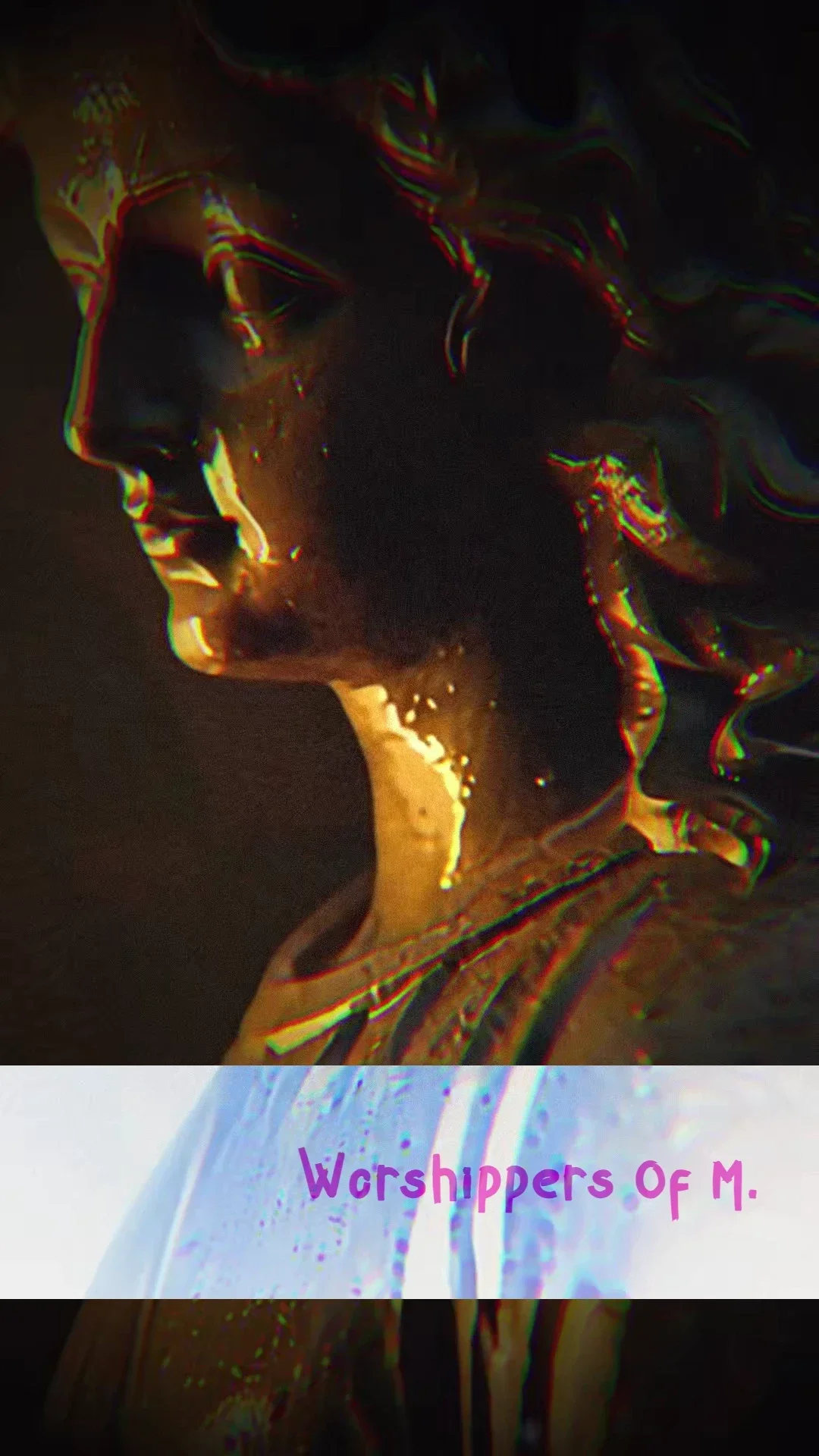 Statua di una figura femminile con capelli ricci, con un effetto glitch, e testo che dice "Worshippers of M."