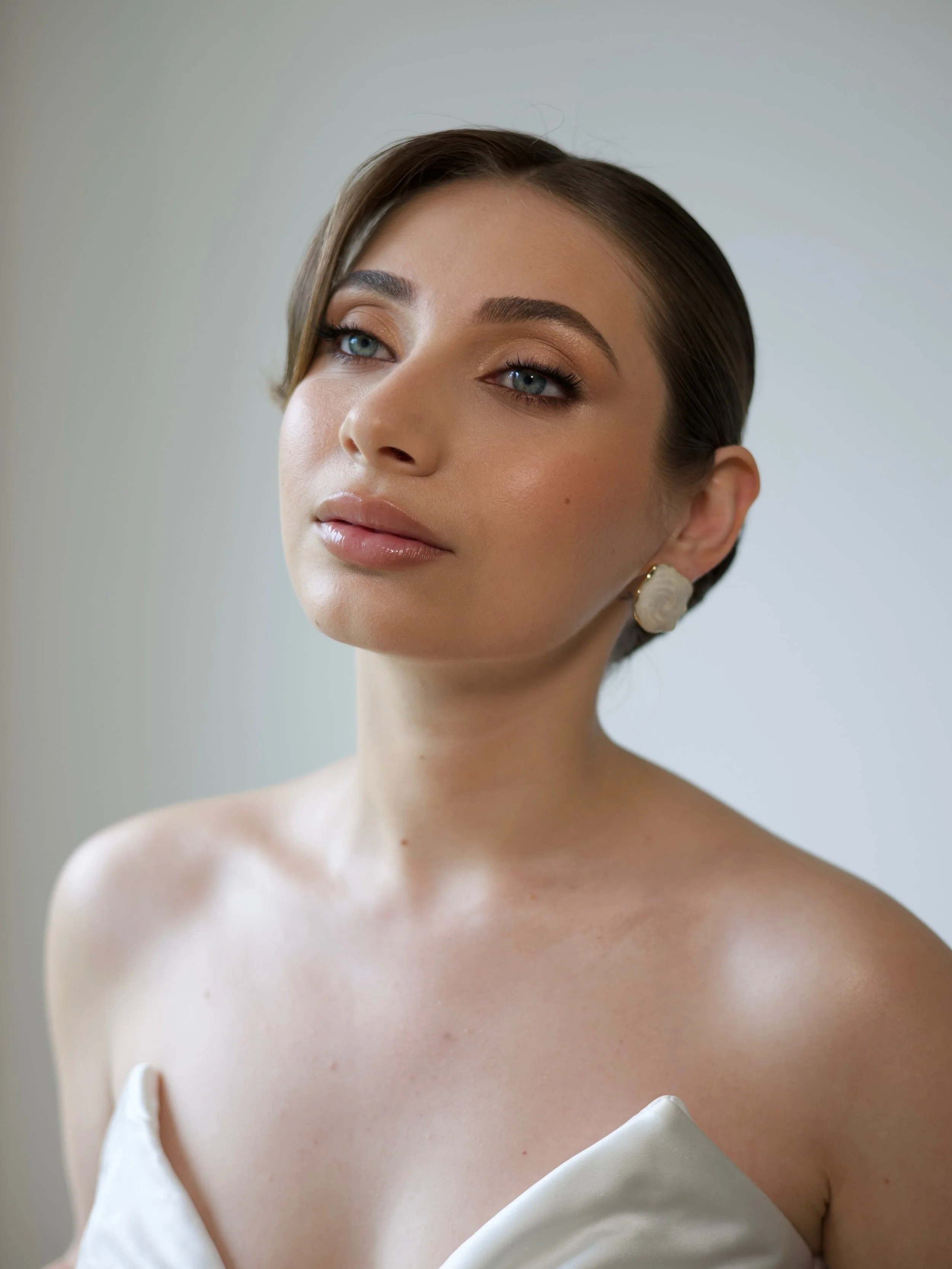 A beauty that translates elegance, sophistication and refinement.

Built from a thorough analysis with intentionality and refined aesthetic sense.

After all, your bride beauty should NOT annul your personality 💐
