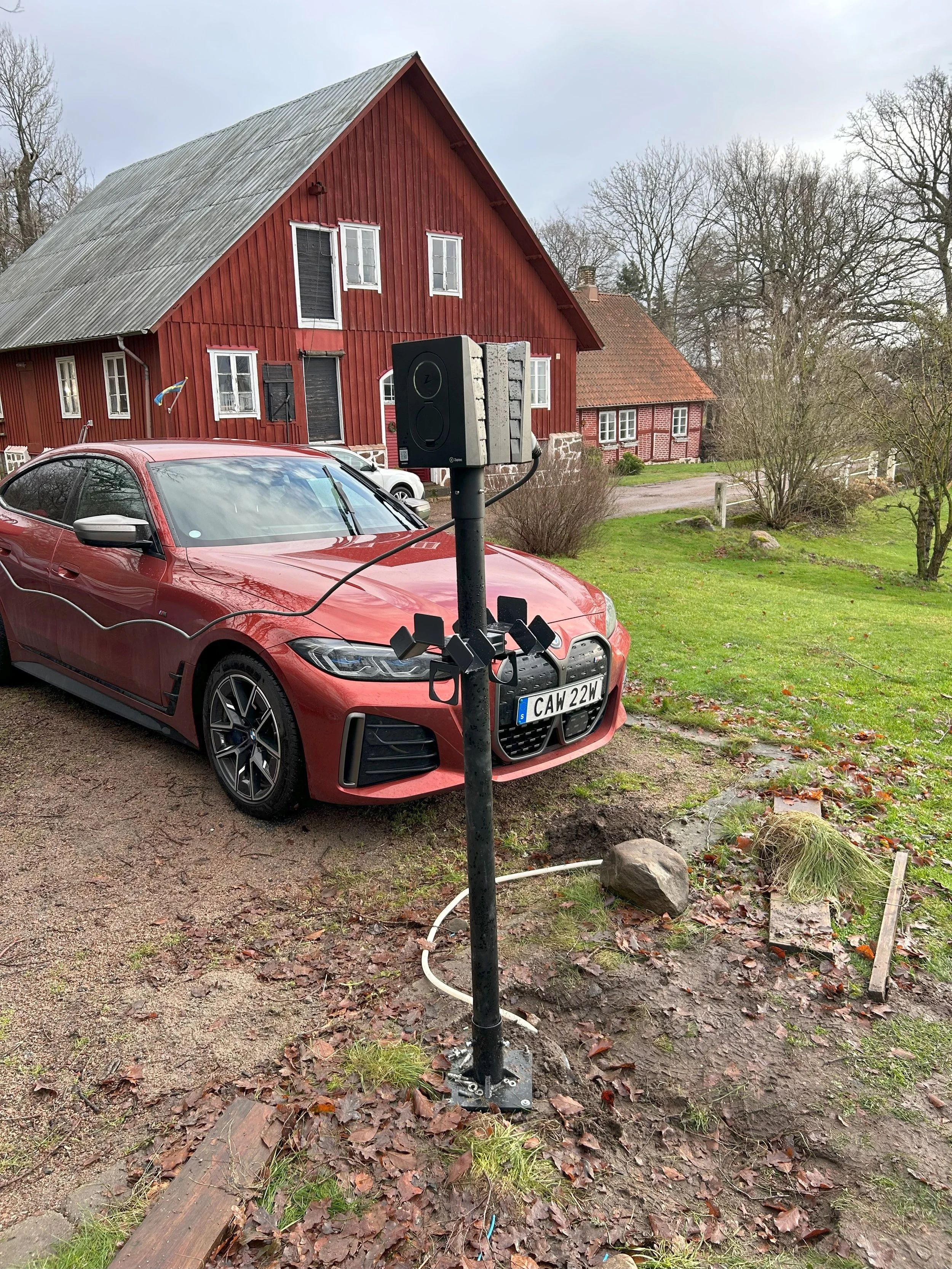 Laddbox monterad på stolpe