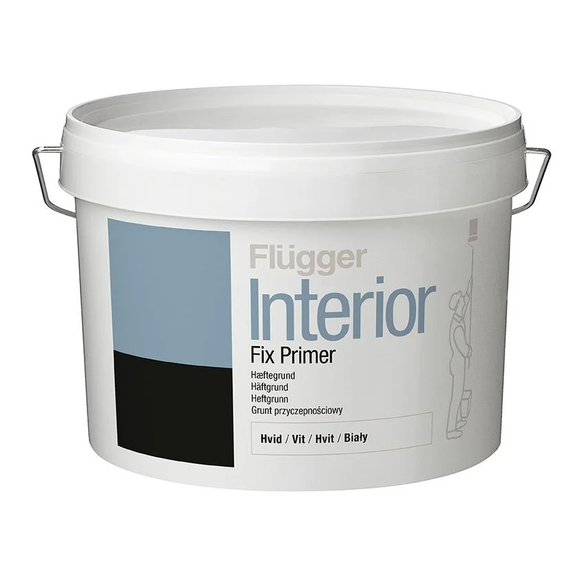 Un seau de primer pour intérieur, de couleur blanche, avec étiquette indiquant la marque Flügger et le produit Fix Primer, destiné à la préparation des surfaces pour la peinture