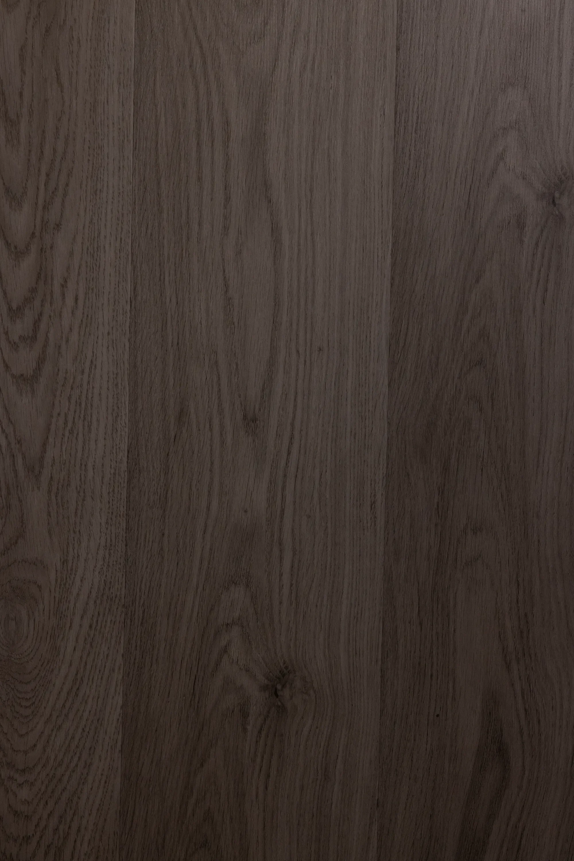 Surface en bois clair avec une texture de grain visible.