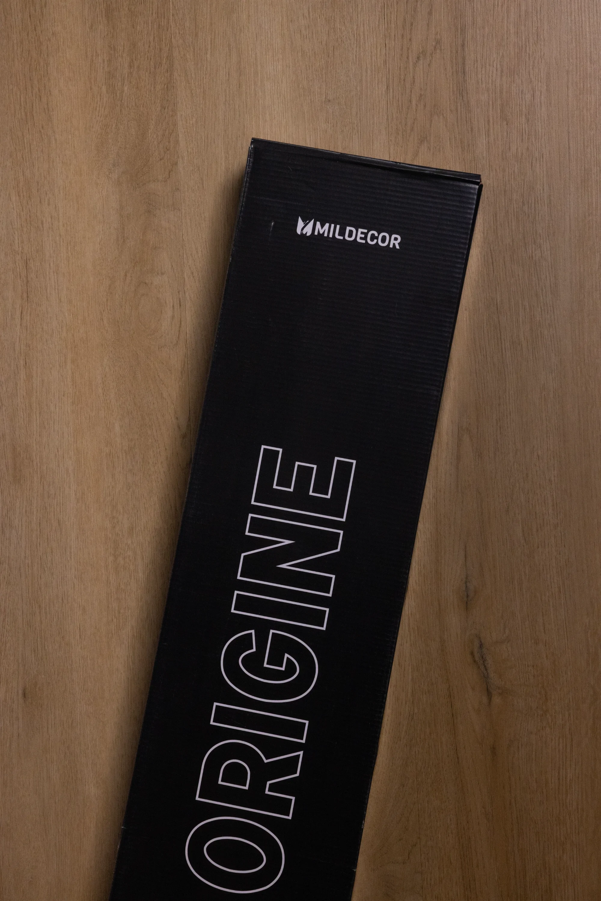Boîte noire de la marque Mildecor contenant une porte élégante.