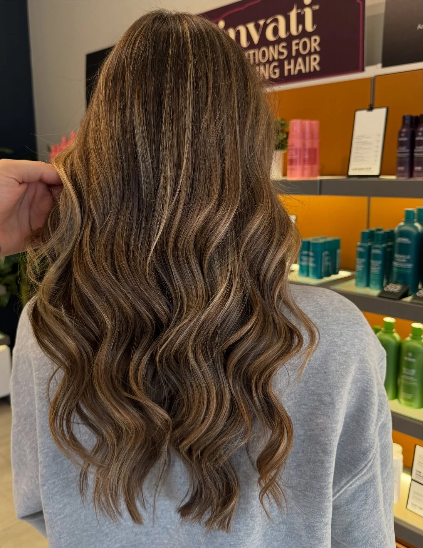 Ever wonder what really creates that polished finish?
It&rsquo;s not just the styling&mdash;it&rsquo;s choosing products that match your texture, porosity, and end goal. What works for someone else may not work for your curls, waves, or fine strands.