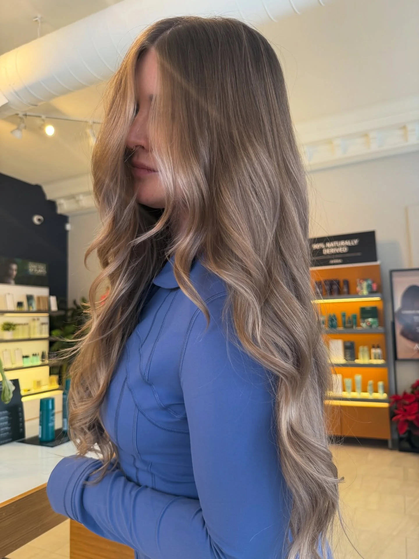 WHAT DID WE DO? 
Full highlight, a root tap (a soft shadow at the root so it grows out seamless, not stripey), followed by a custom bronde toner to cancel brass and perfect the tone. Finished with a smooth blowdry ✨

HOW DOES IT GROW OUT? 
Low-mainte