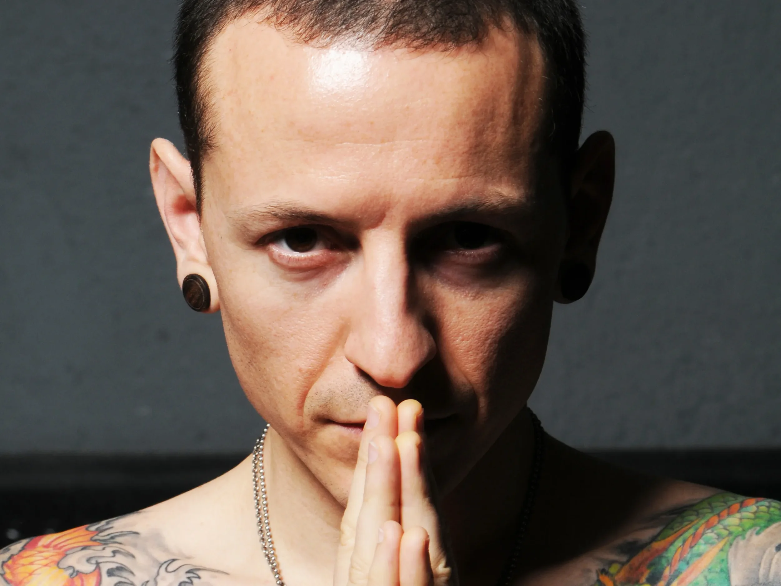 FELIZ CUMPLEAÑOS CHESTER BENNINGTON: LA VOZ QUE NOS ENSEÑÓ A SENTIR A GRITOS