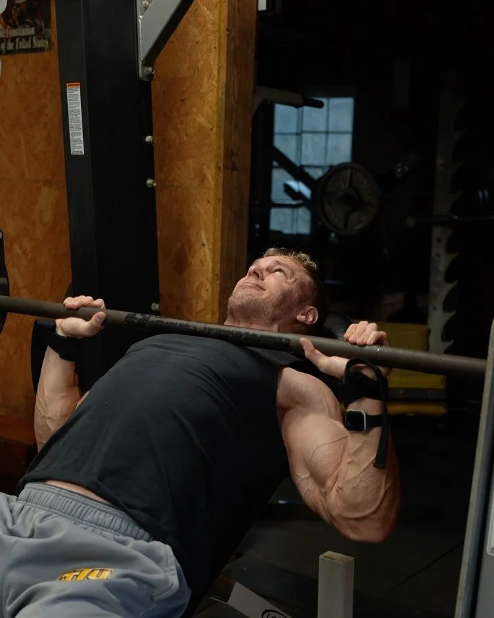 CHEST &amp; BACK WORKOUT 

Full depth push ups x pulls ups (not shown)
 - 3x15

Pull over machine x cable crossover 
 - 4x15

Incline smith press x chest support db row
 - 4x10

Pec deck x pulldown machine 
 - 4x12-15

#PushPull #ChestDay #BackDay #U