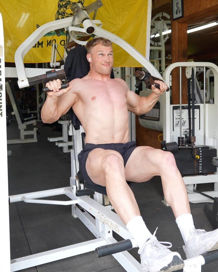 CHEST &amp; BACK WORKOUT 

Single arm cable row x cable fly
 - 4x12-15

Incline machine press x chest support db row
 - 4x12

Low to high cable fly x db row
 - 4x12-15

#PushPull #ChestDay #BackDay #UpperBodyWorkout