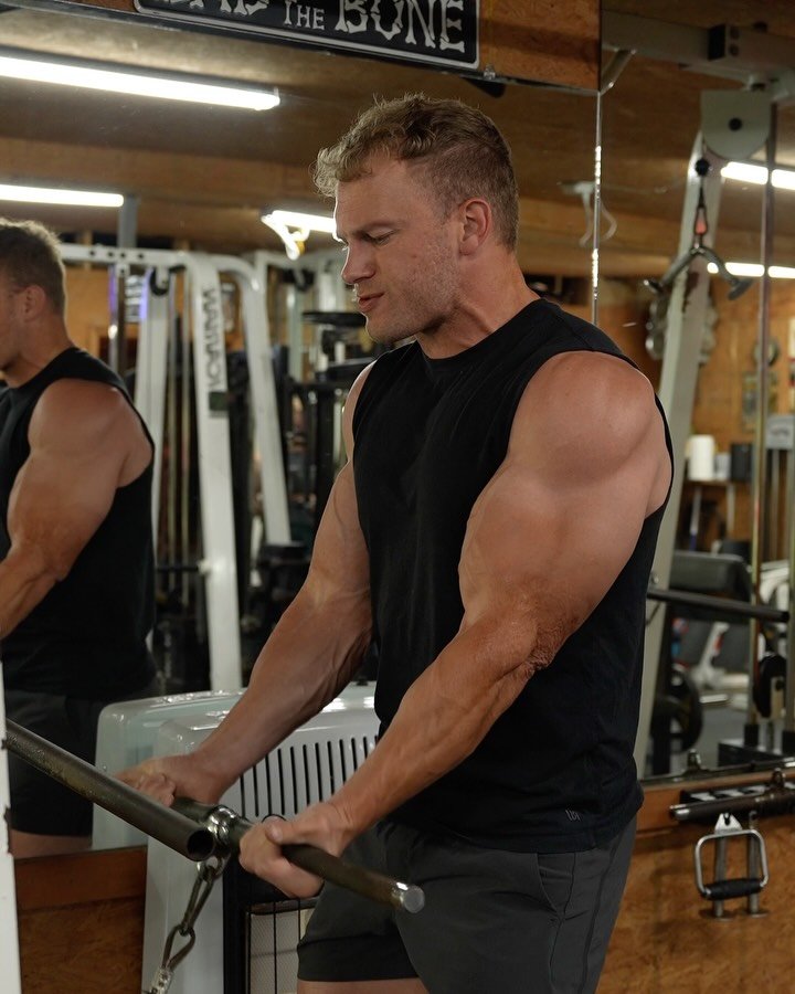 SHOULDERS &amp; ARMS WORKOUT 

Rear delt cable row
 - 5x15-20

Cable curl x push downs 
 - 4x12-15

Machine side raises
 - 4x15

Db curl (10-12 reps) x single arm extension (15 reps)
 - 4 sets 

Db shrugs (not shown)
 - 4x12-15

#shoulderworkout #arm