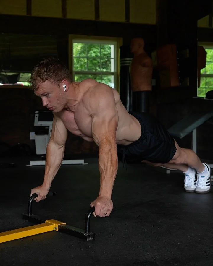 CHEST &amp; BACK WORKOUT

Single arm cable row x push ups
 - 4x15

Pull ups (10 reps) x cable crossover (15 reps)
 - 4 sets 

Incline db press x row machine 
 - 4x10-12

#chestworkout #backworkout