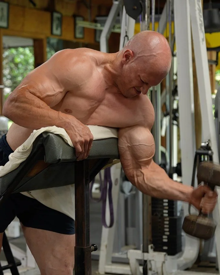 ARM WORKOUT 

Cable wrist curl x forearm wrist roller 
 - 5x20

Elbow support cable curl x machine extension 
 - 5x12-15

Single db hammer spider curl x push downs
 - 5x12

Single arm cable extension x db curl
 - 4x20

#armworkout #armday #forearmwor