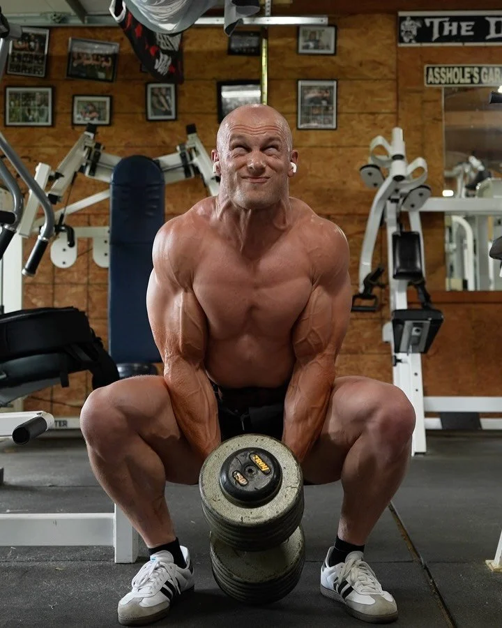 LEG WORKOUT 

Extensions x curls
 - 3x15, 3x10-12

Hex bar RDL
 - 4x8

Box squat 
 - 12,10,8,6

Db squat 
 - 4x12-15

Hyperextension x Bw calf raises
 - 4x15

#legday #legworkout