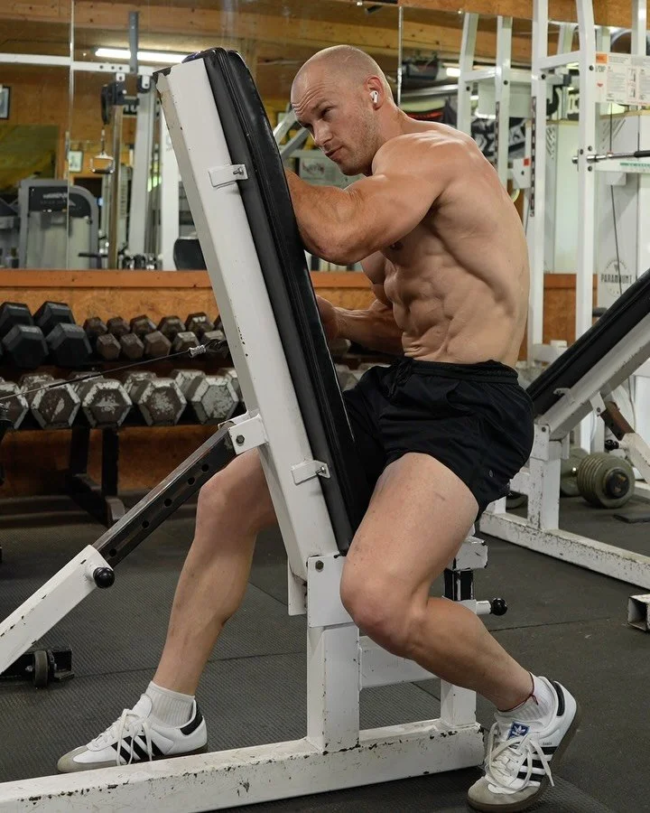 CHEST &amp; BACK WORKOUT 

Single arm cable row x cable crossover 
 - 5x12-15

Machine press x reverse grip pulldown 
 - 4x12

Bb row x single arm cable press
 - 4x12

Low to high cable fly x machine pulldown 
 - 3x15-20

#chestworkout #backworkout