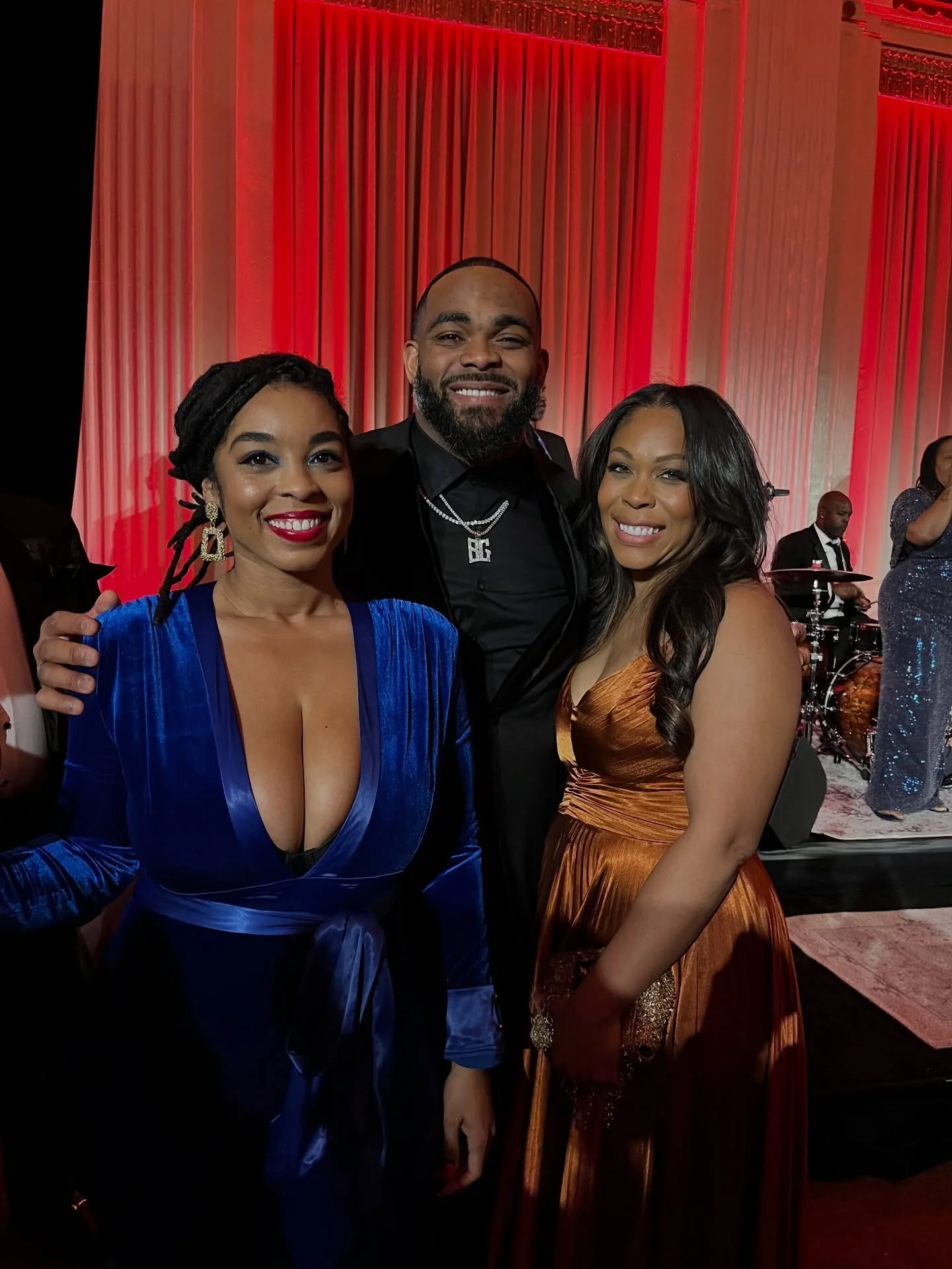 When the sports girlies pop out, we do it right every time, because we clean up real nice.✨
Sports Shawties is honored to support @ymathleticsofficial at their Built Different Gala and celebrate Philadelphia Eagles legend Brandon Graham @sack_55 for 