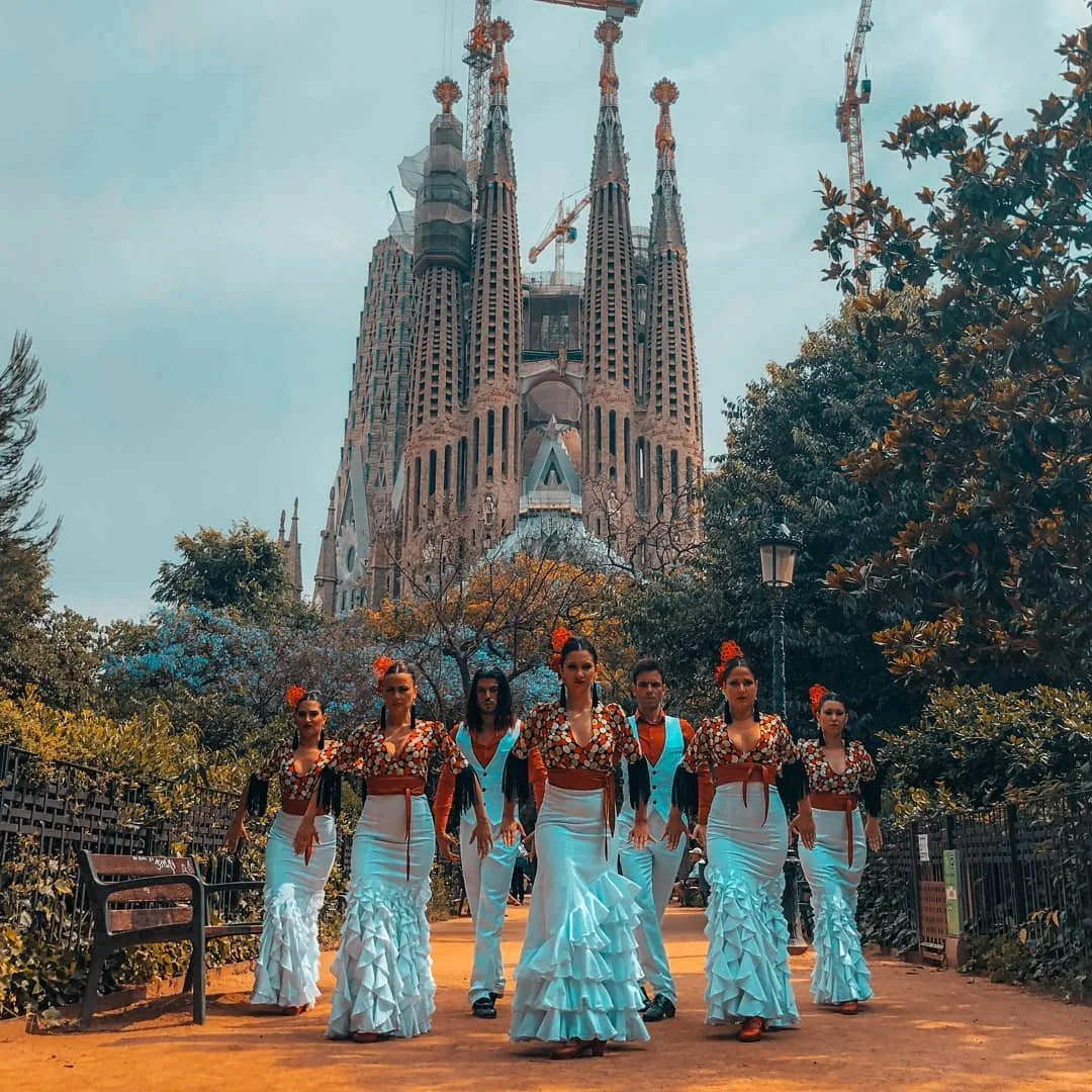 Performance de flamenco de Cuatr8chos en Barcelona, con bailarines en acción y la Sagrada Familia como telón de fondo.