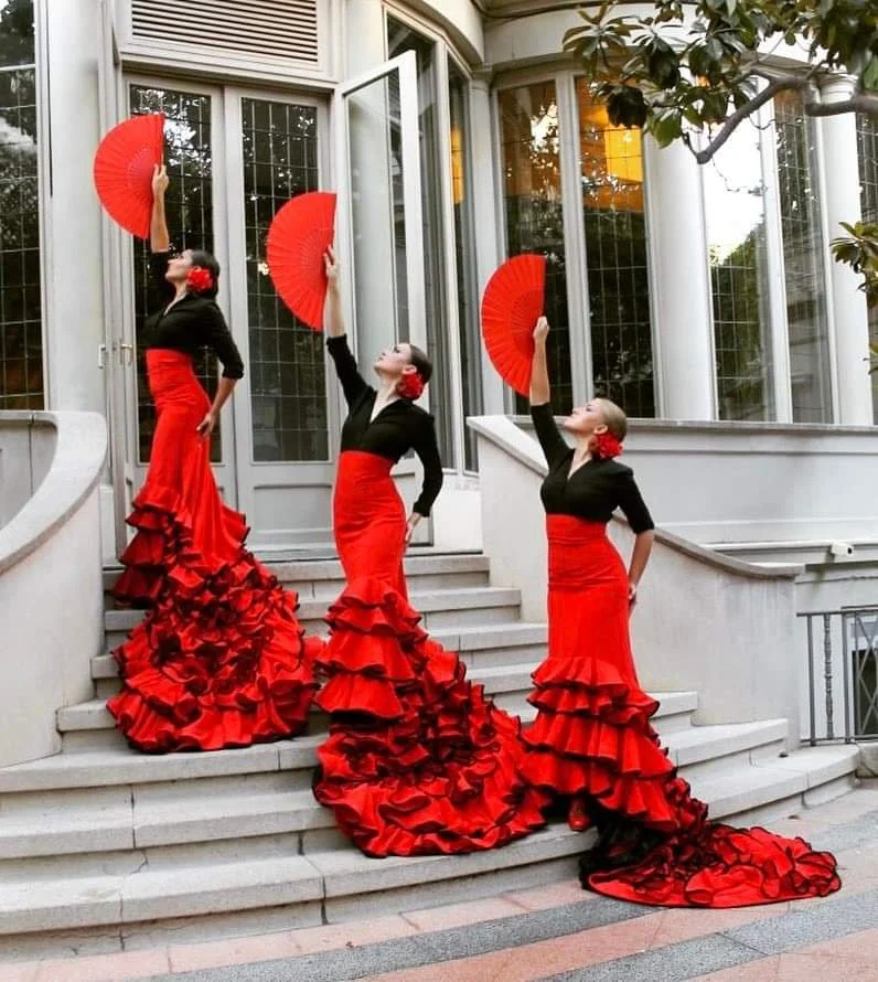 Bailarinas de flamenco de Cuatr8chos en intervención artística en espacio urbano, combinando tradición, fuerza visual y puesta en escena contemporánea.