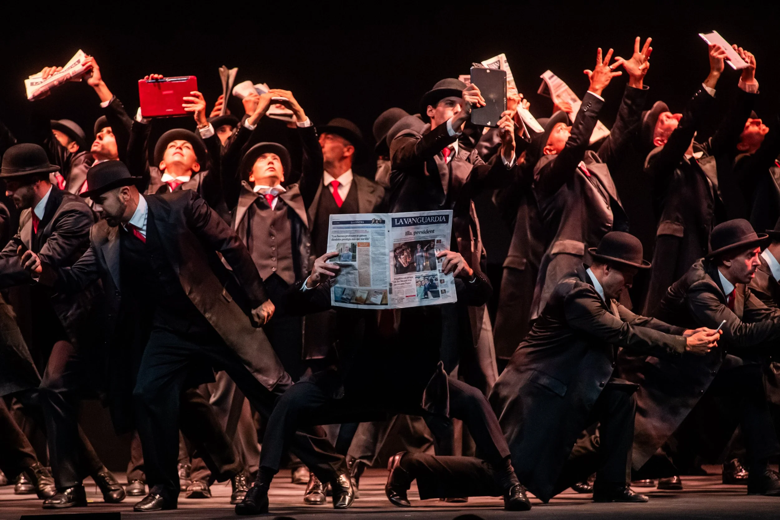 Para la apertura de los Premios La Vanguardia 2024, creamos un show opening conceptual en homenaje a "El secreto de Thomas Crown". La puesta en escena combinó elegancia e intriga: tras la señal de un personaje con bombín, el escenario se llenó con un