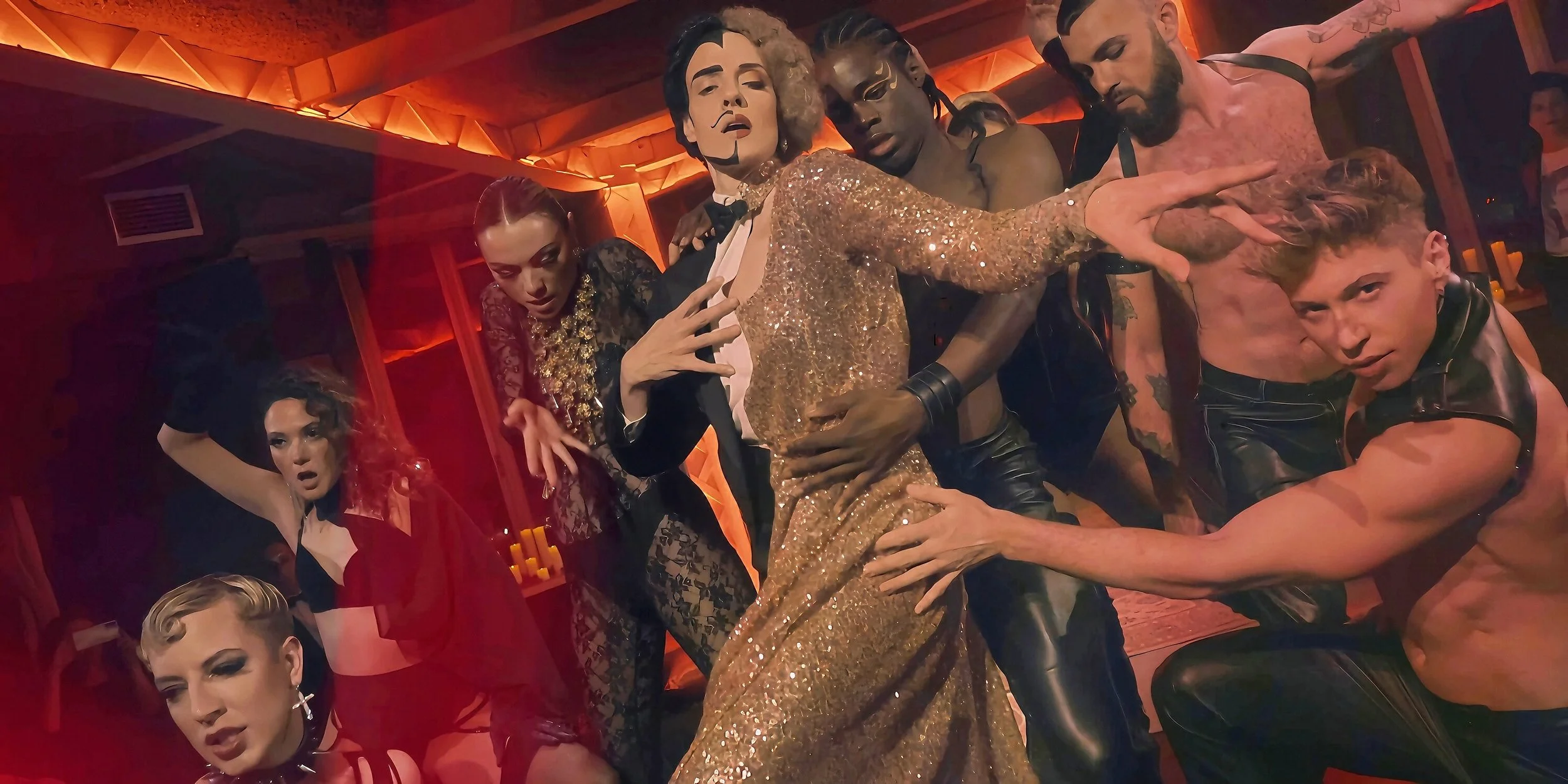 Show visual y performance escénica para evento de marca – Cuatr8chos