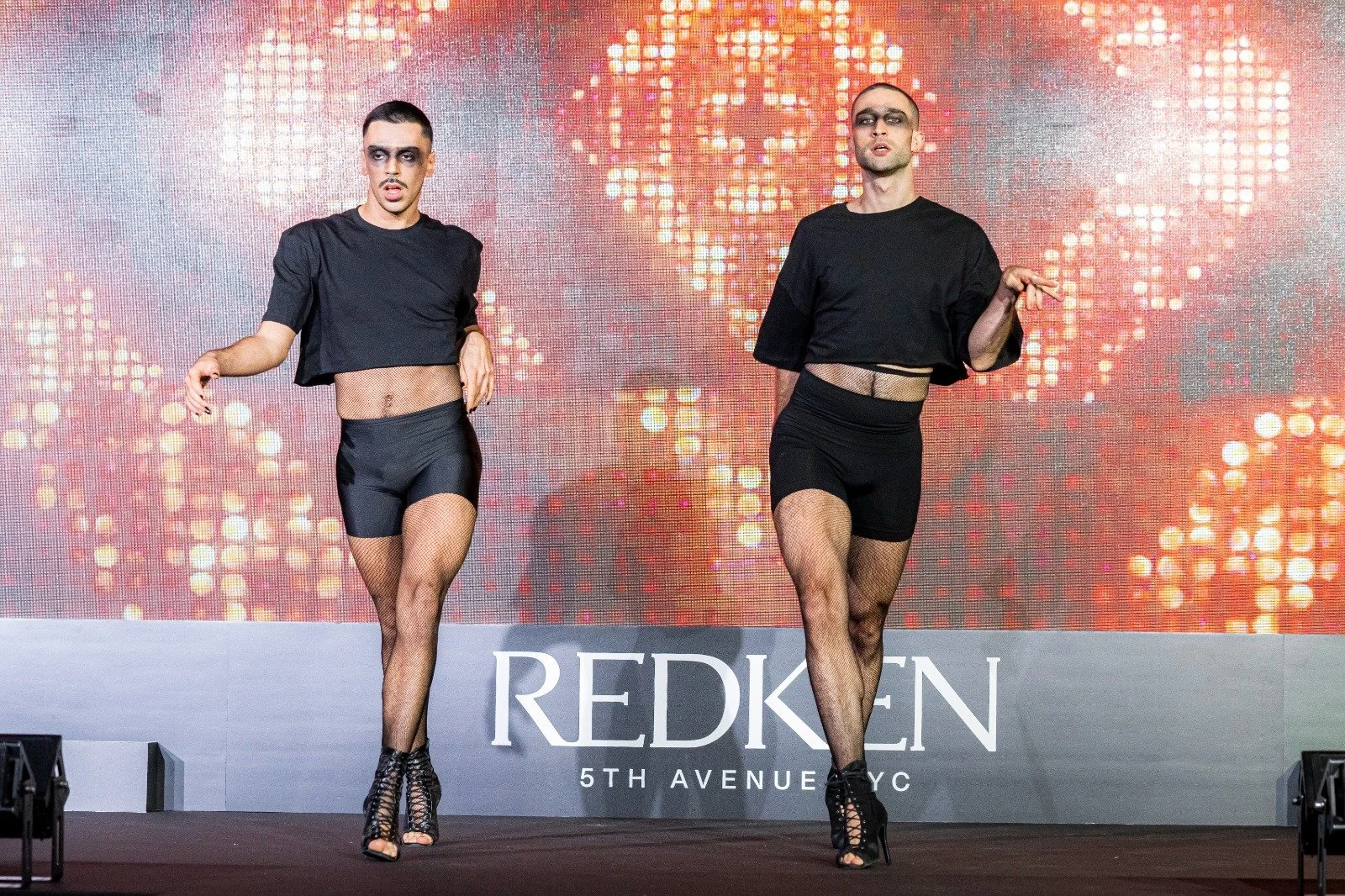 Dirección artística y coreografía para pasarela y hair show, una producción escénica de Cuatr8chos creada para eventos de marca, presentaciones y shows profesionales del sector beauty.