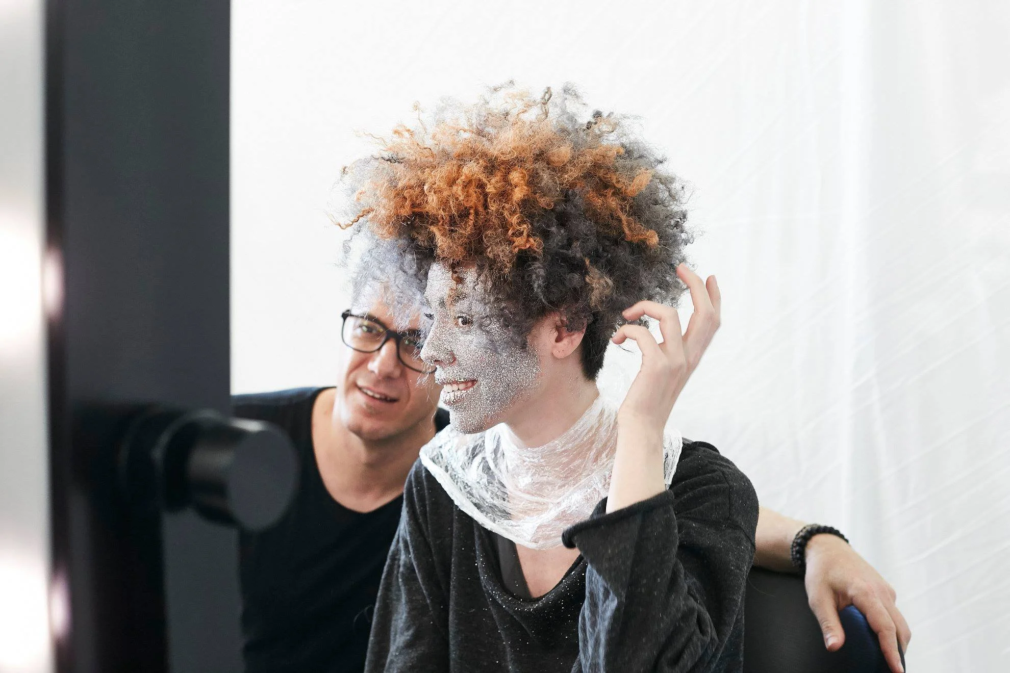 Backstage del evento de Ramiro Mata para Alfaparf en la Ciudad de las Artes y las Ciencias (Valencia), con preparación de maquillaje y estilismo previa a la salida a escena.
