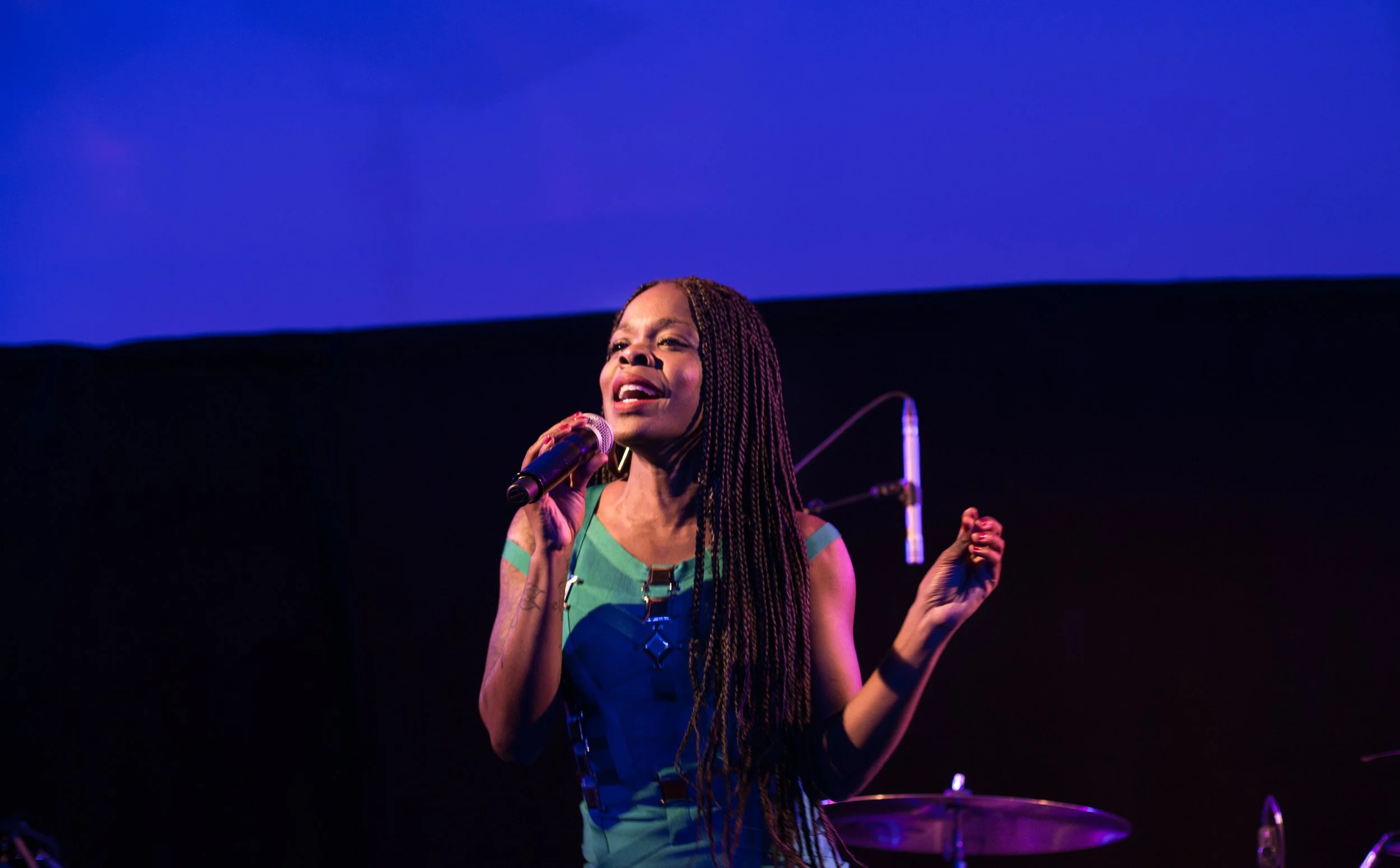 Cantante actuando en directo en un evento corporativo para Coperama, una propuesta musical de Cuatr8chos pensada para acompañar momentos clave y dar ritmo al evento.