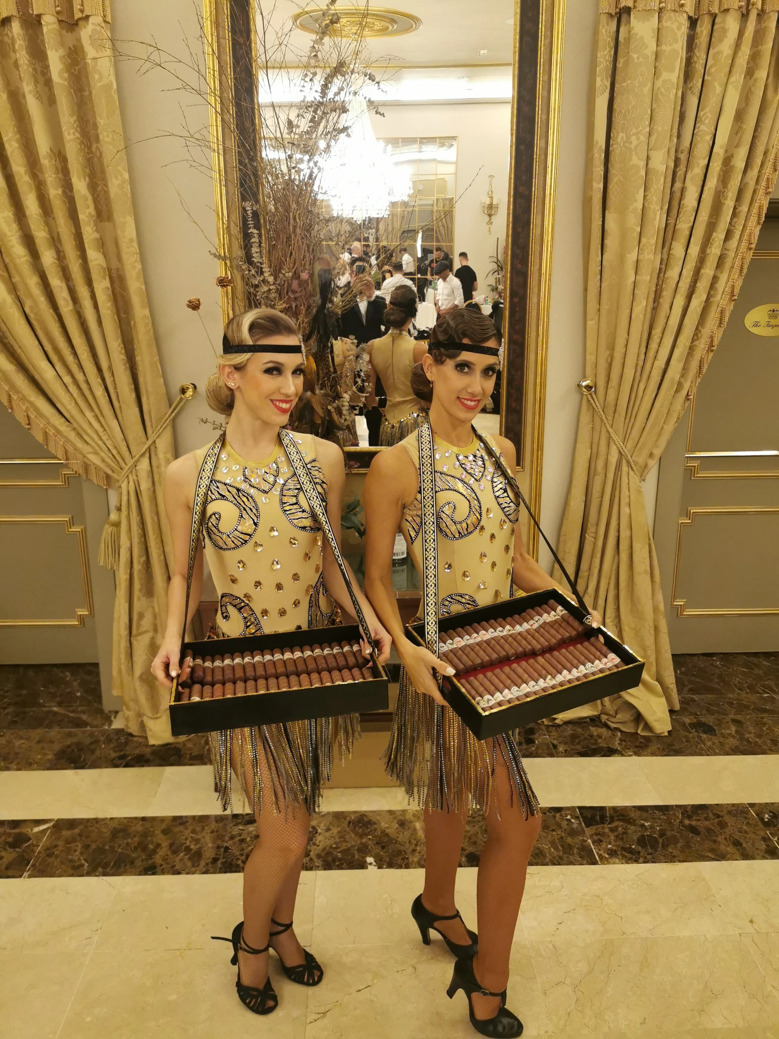 Bailarinas · Interacción dulce en mesa · The Imperial BCN