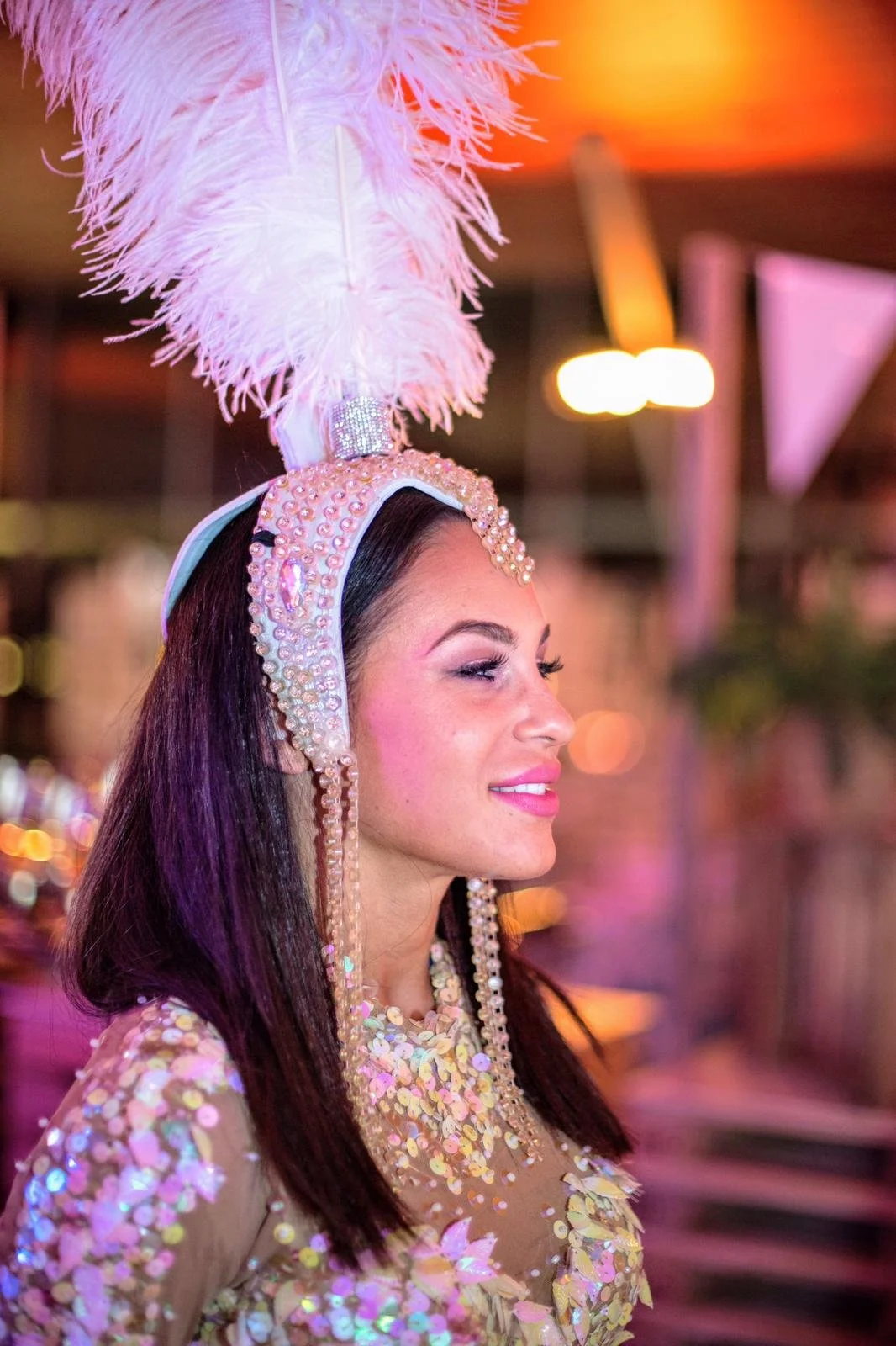 Bailarina realizando un welcome de bienvenida para un evento corporativo, una intervención visual de Cuatr8chos pensada para recibir a los invitados con energía y estilo.