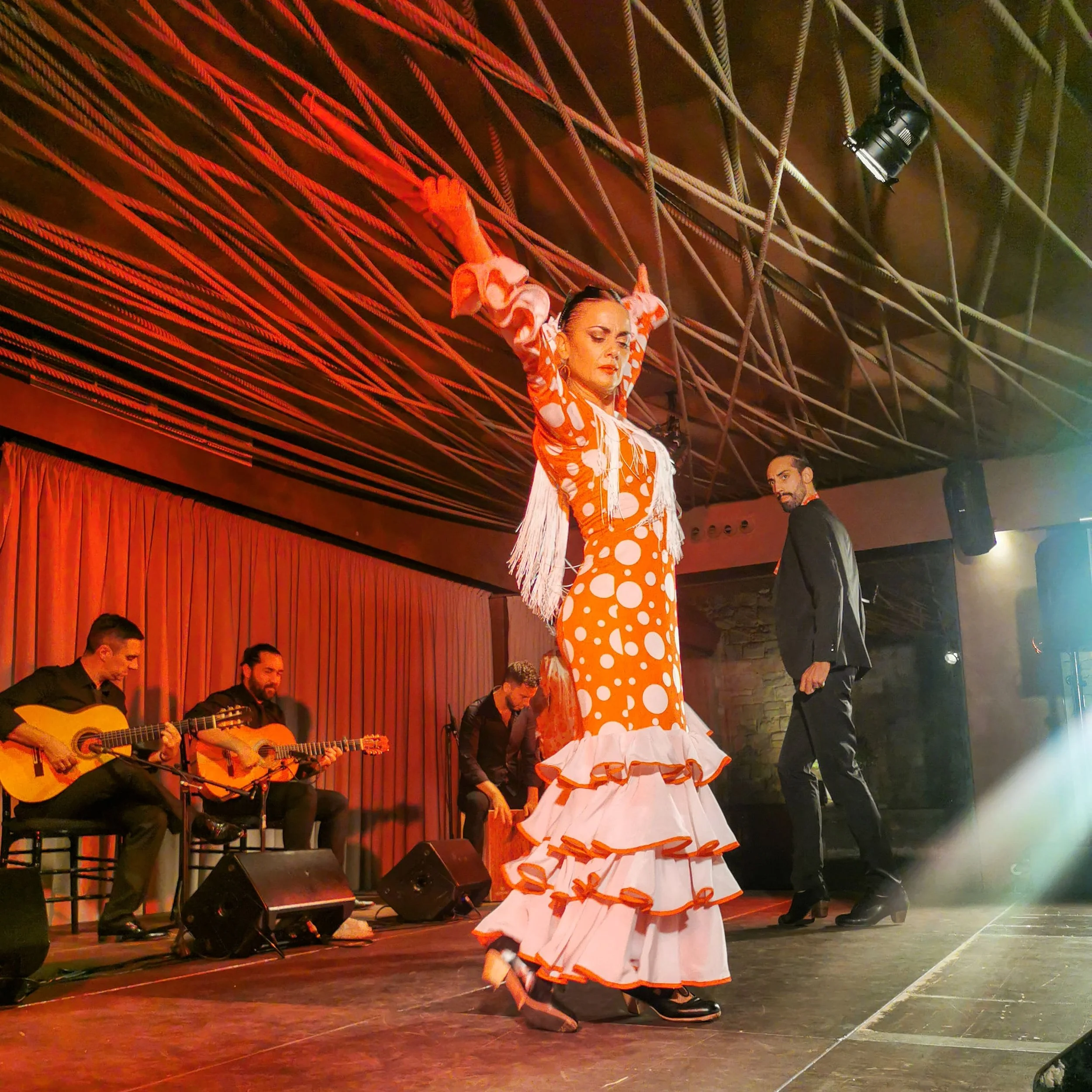 Show de flamenco en directo de Cuatr8chos, una propuesta con fuerza, música y presencia escénica pensada para eventos corporativos, cenas especiales y celebraciones con identidad.