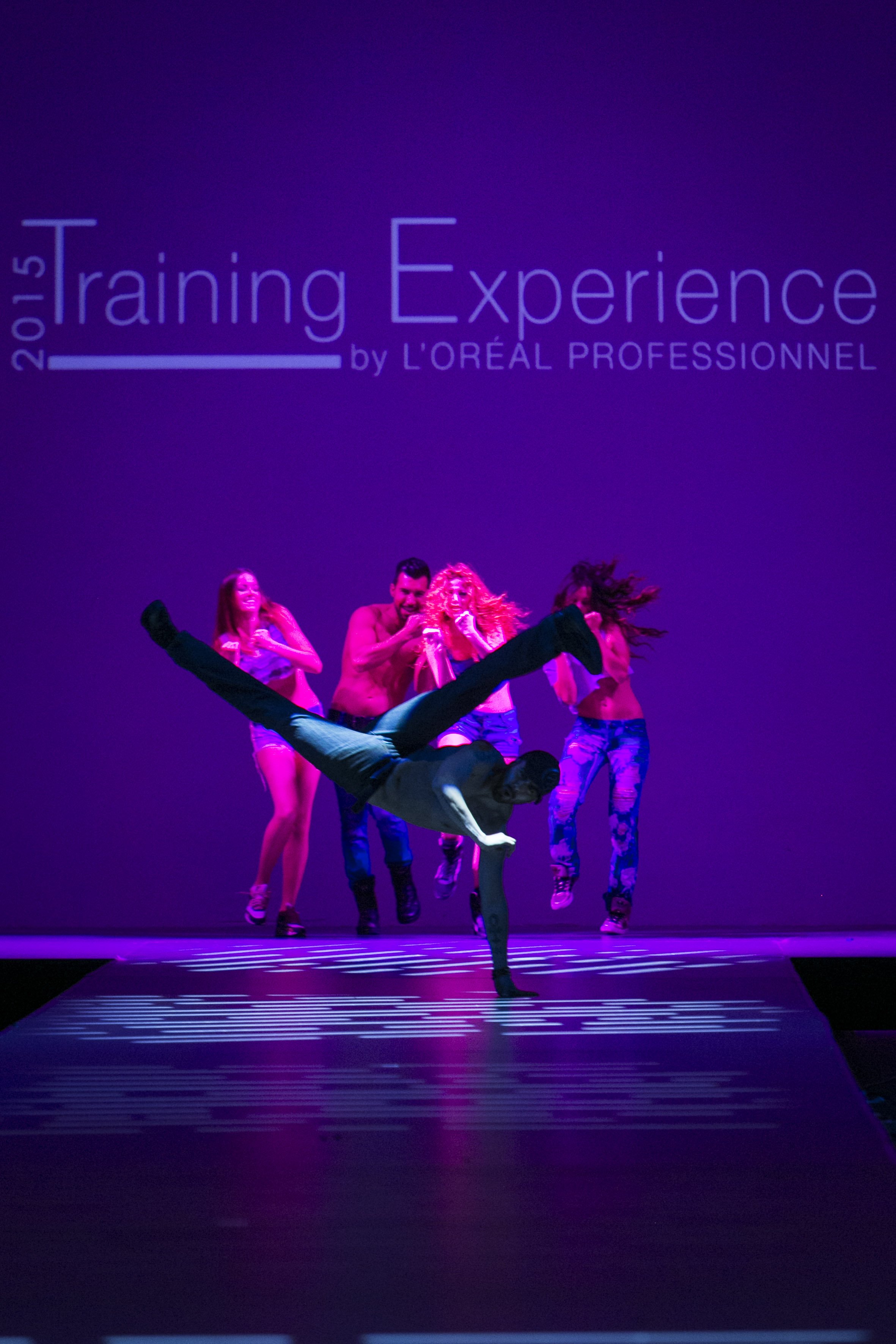 Coreografía escénica realizada durante un evento de formación de L’Oréal Professionnel, con bailarines en escena y dirección artística a cargo de Cuatr8chos.