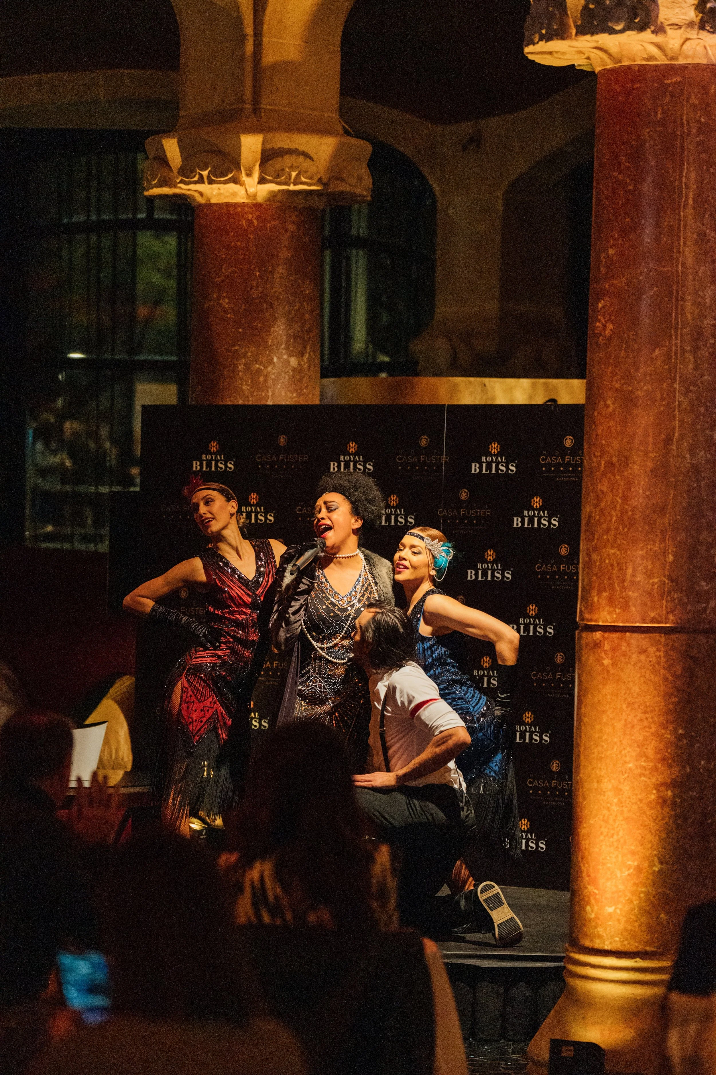 Trío vocal femenino actuando en directo sobre escenario, una propuesta musical de Cuatr8chos pensada para crear atmósfera y conexión con el público.