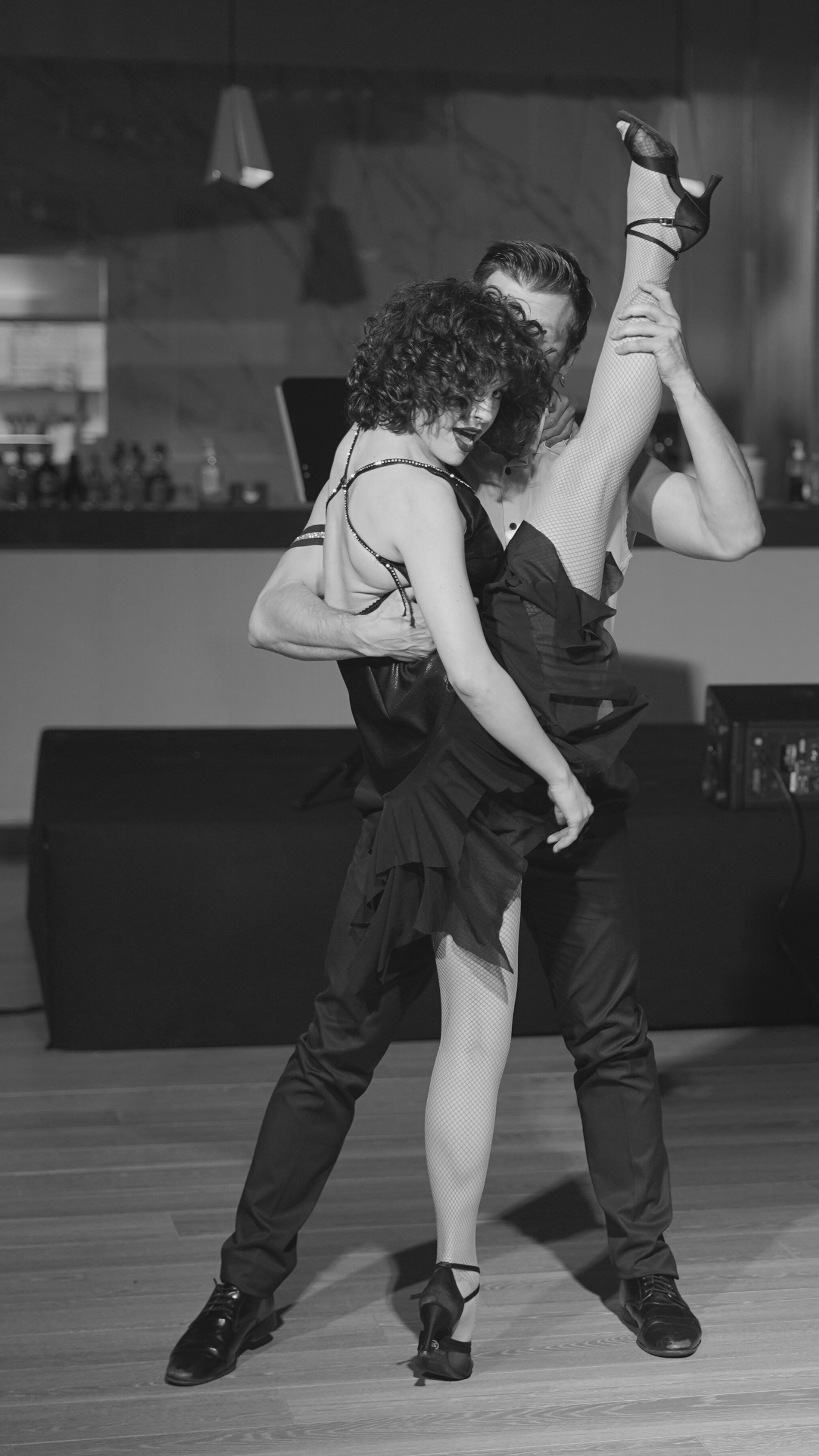 Dúo de bailarines en una actuación de danza en pareja, una pieza coreográfica creada por Cuatr8chos para aportar elegancia, ritmo y emoción al desarrollo del evento.