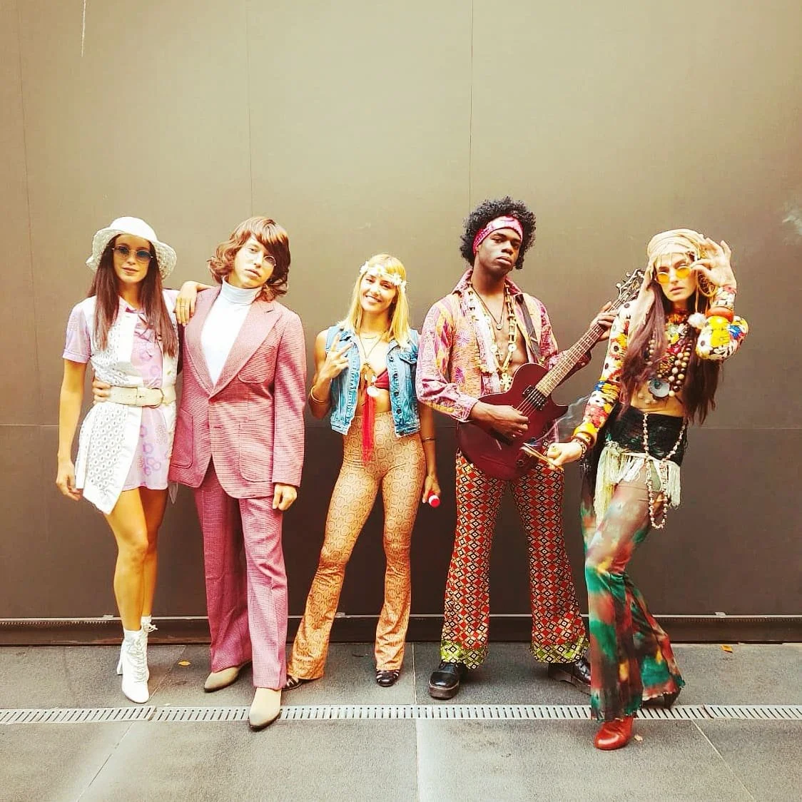 Personajes Flower Power de Cuatr8chos en un evento privado, con vestuario retro y animación interactiva para dinamizar la fiesta.