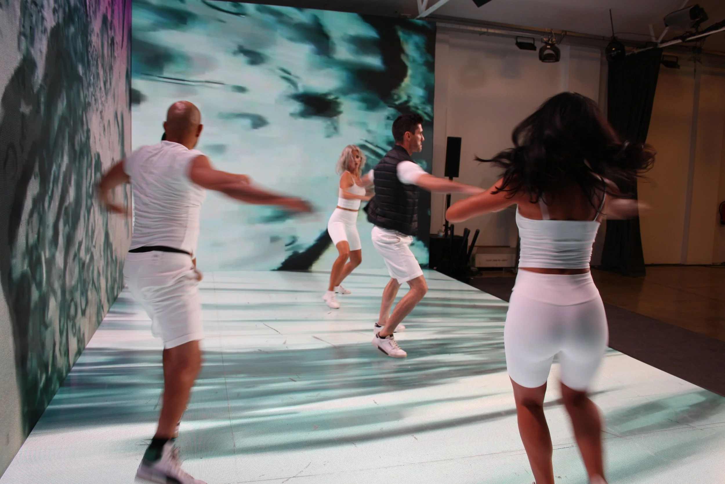 Actuación de Cuatr8chos en “La Noche de los Perfumes” para L’Oréal Perfumes (perfumería de lujo), un evento online/streaming con puesta en escena y performance en directo para presentación de marcas.