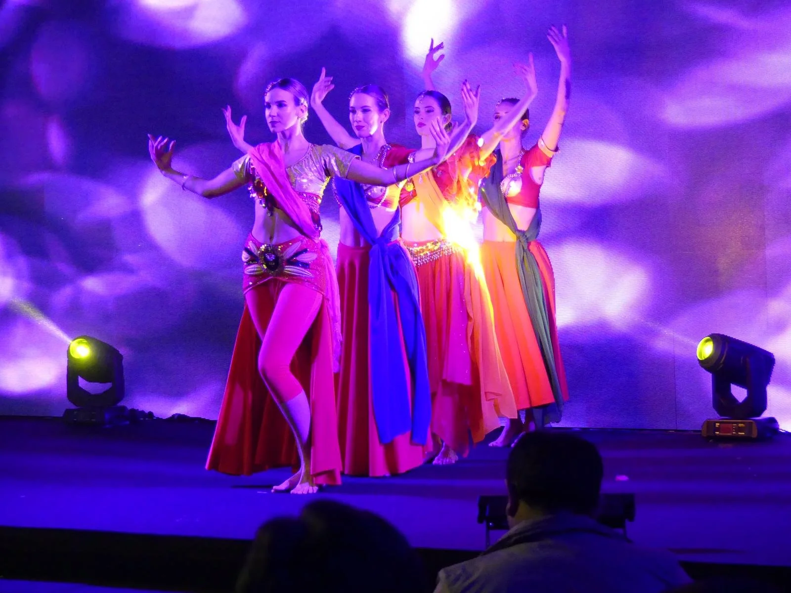 Show de baile Bollywood de Cuatr8chos en un evento corporativo para Tata Seguros, con coreografía grupal sobre escenario y una puesta en escena llena de color y energía.