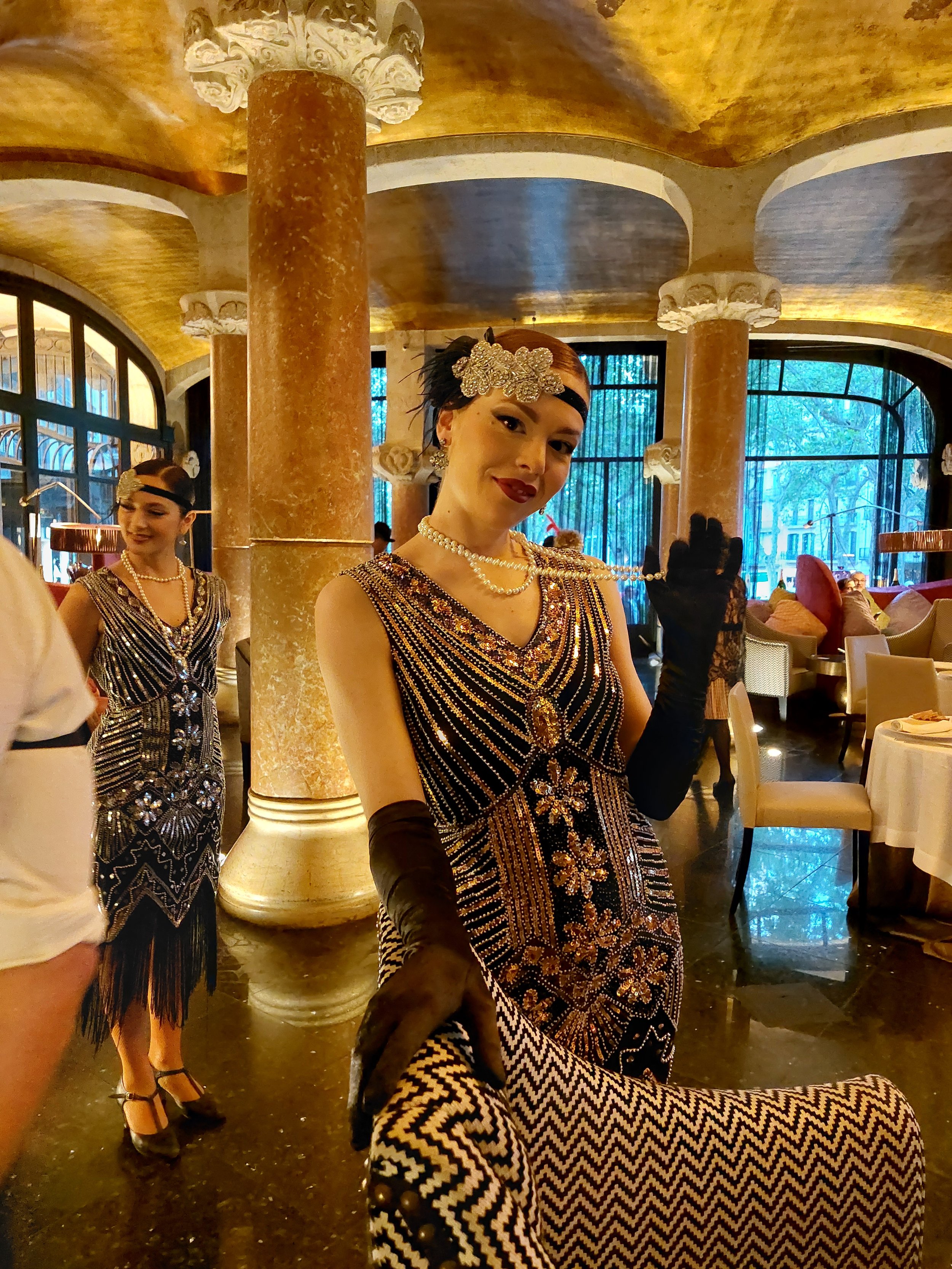 Personaje vintage de Cuatr8chos en una activación tipo speakeasy para Royal Bliss (ginebra), realizada en el Hotel Casa Fuster: animación e interacción con invitados para ambientar un evento premium.