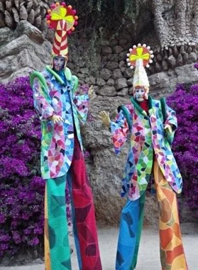 Performance de zancudos de Cuatr8chos inspirados en el universo de Gaudí y el trencadís del Parque Güell, una intervención artística de gran formato creada para animación visual, bienvenida de invitados y eventos especiales.