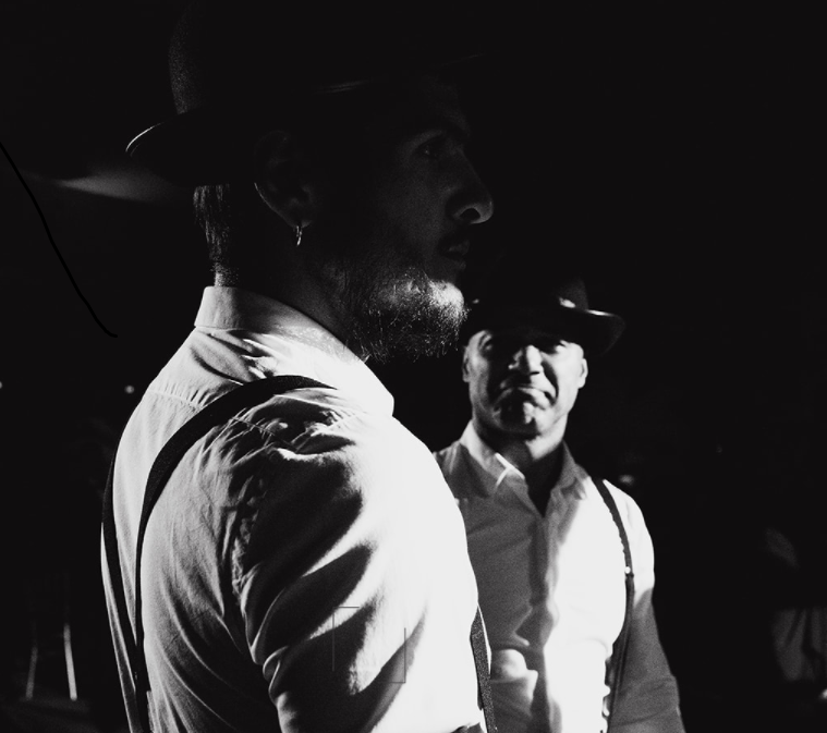 Dos bailarines de Cuatr8chos caracterizados en blanco y negro durante una boda en el Hotel W Barcelona, en una ambientación estilo Ley Seca y speakeasy con intervención escénica elegante.