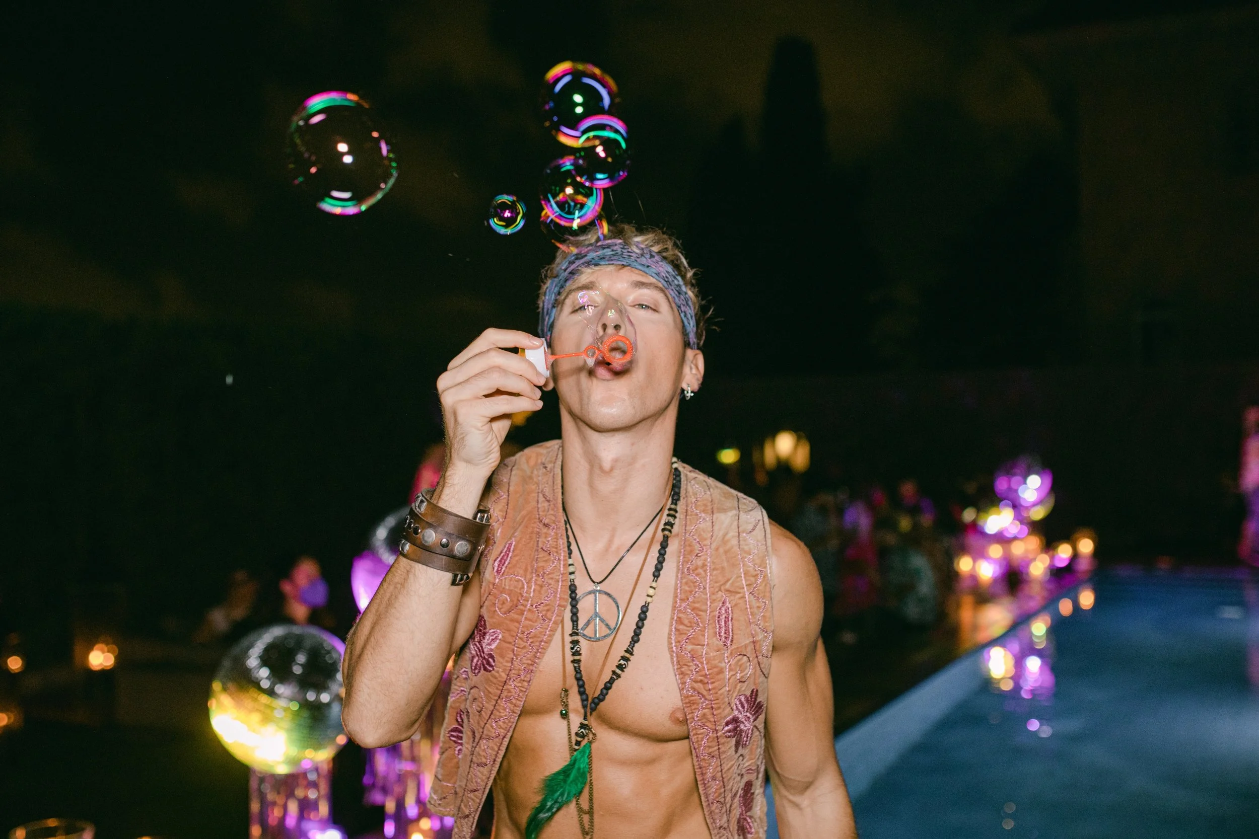 Performance artística para evento de marca con interacción de invitados – Cuatr8chos