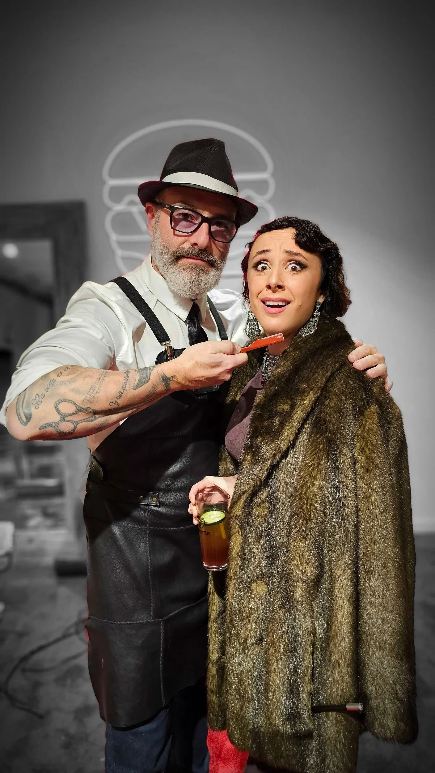 Performance de estética ley seca de Cuatr8chos durante una fiesta corporativa y cena de empresa, con intervenciones artísticas en directo y una propuesta experiencial pensada para sorprender a los invitados.