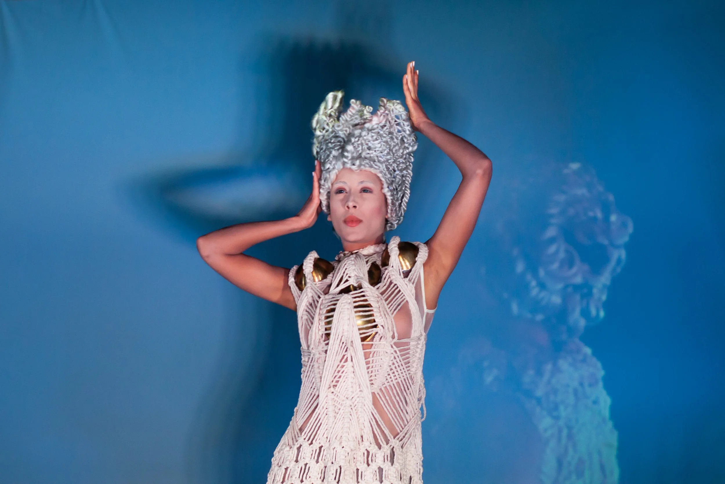 Performer caracterizada en una propuesta visual de Cuatr8chos, pensada para eventos que buscan estética, presencia escénica y una imagen cuidada dentro del entretenimiento en vivo.