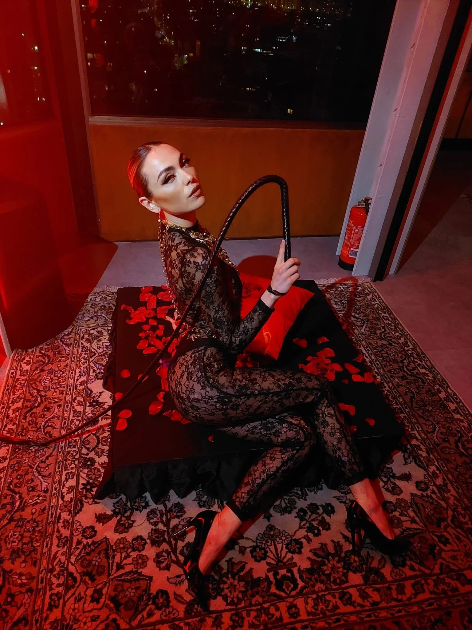 Performance de estilo burlesque de Cuatr8chos, una acción escénica pensada para eventos privados y experiencias con una atmósfera elegante y sugerente.