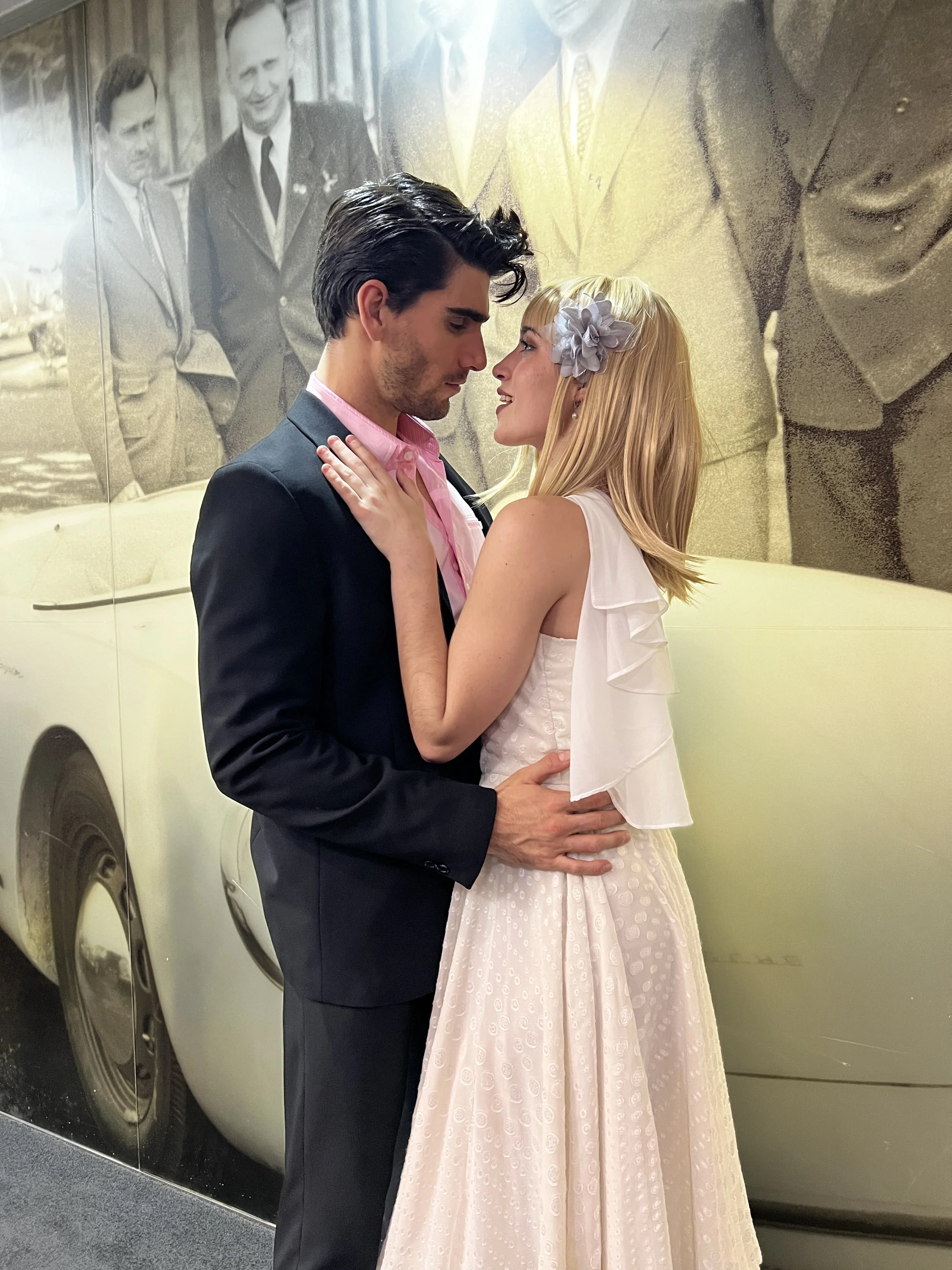 Actuación de dos bailarines del show Grease de Cuatr8chos en un evento corporativo de Porsche, combinando estética retro y coreografía escénica.