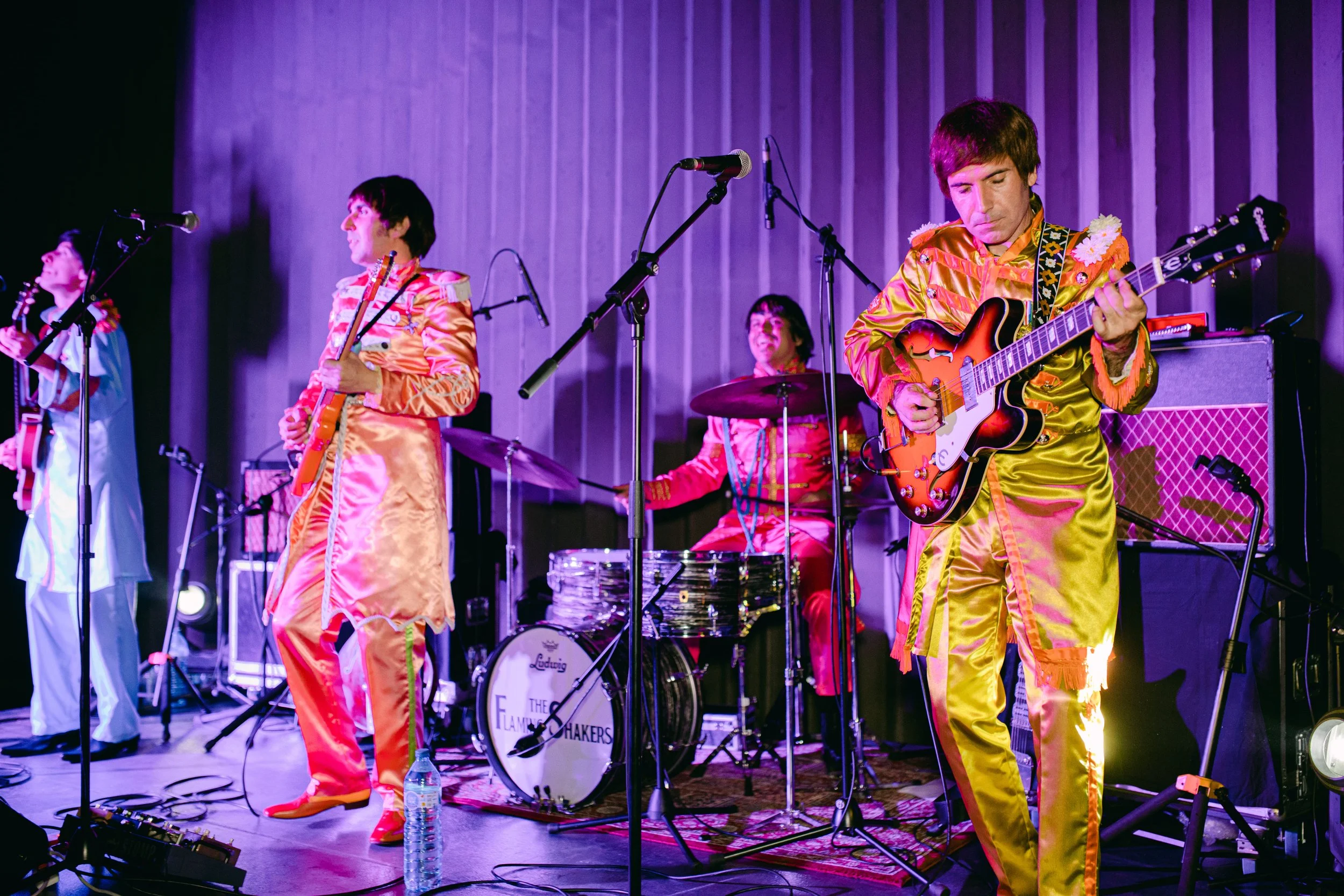 Banda tributo a The Beatles en directo para evento, formato música en vivo de Cuatr8chos.