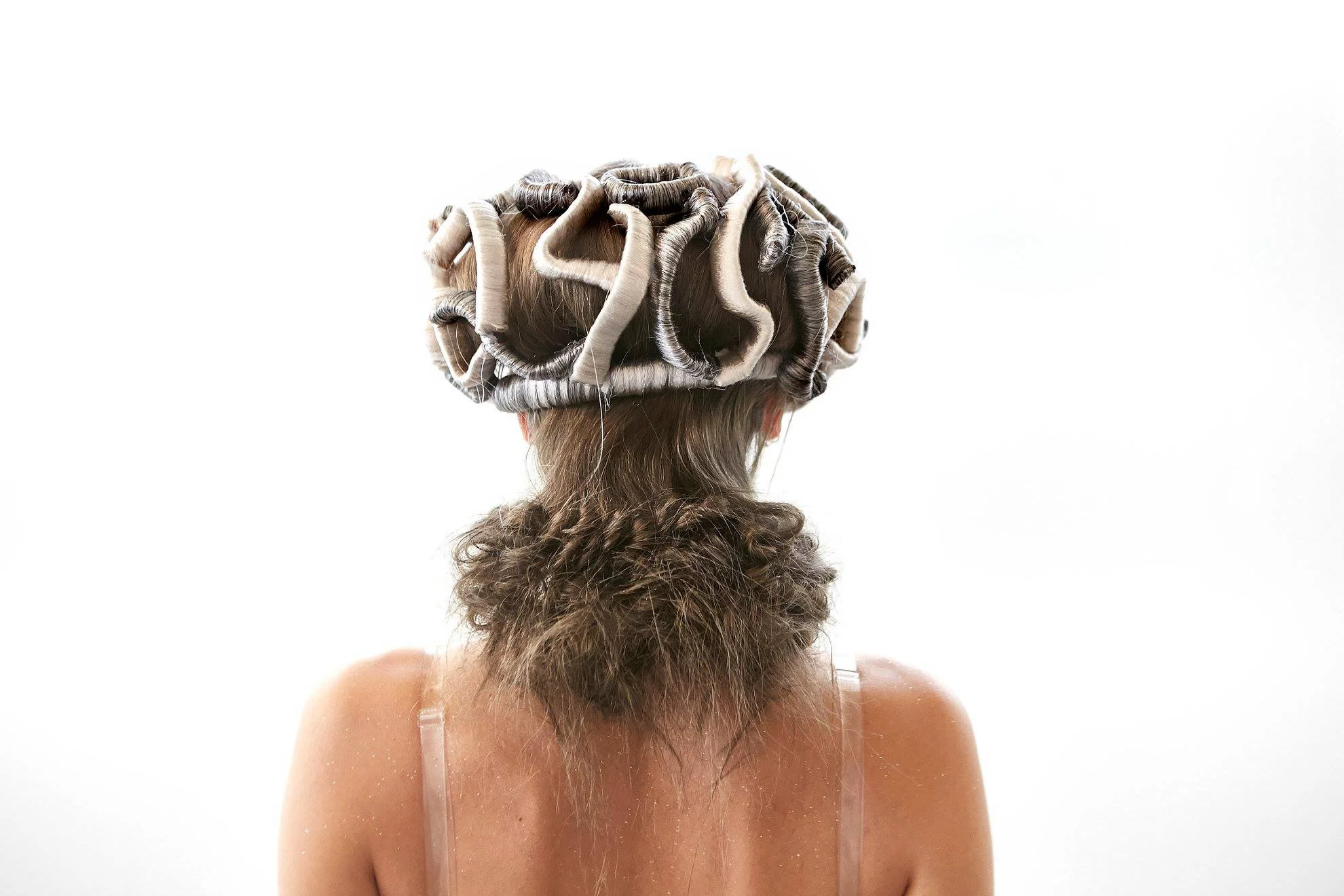 Detalle de estilismo y caracterización artística en acción de moda y eventos, con trabajo de imagen y vestuario para puesta en escena de Cuatr8chos.