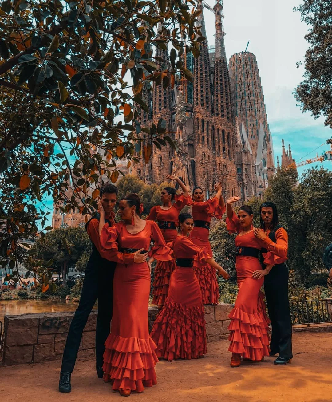 Cuadro flamenco con bailarines y palmeros actuando al aire libre frente a la Sagrada Familia, Barcelona.