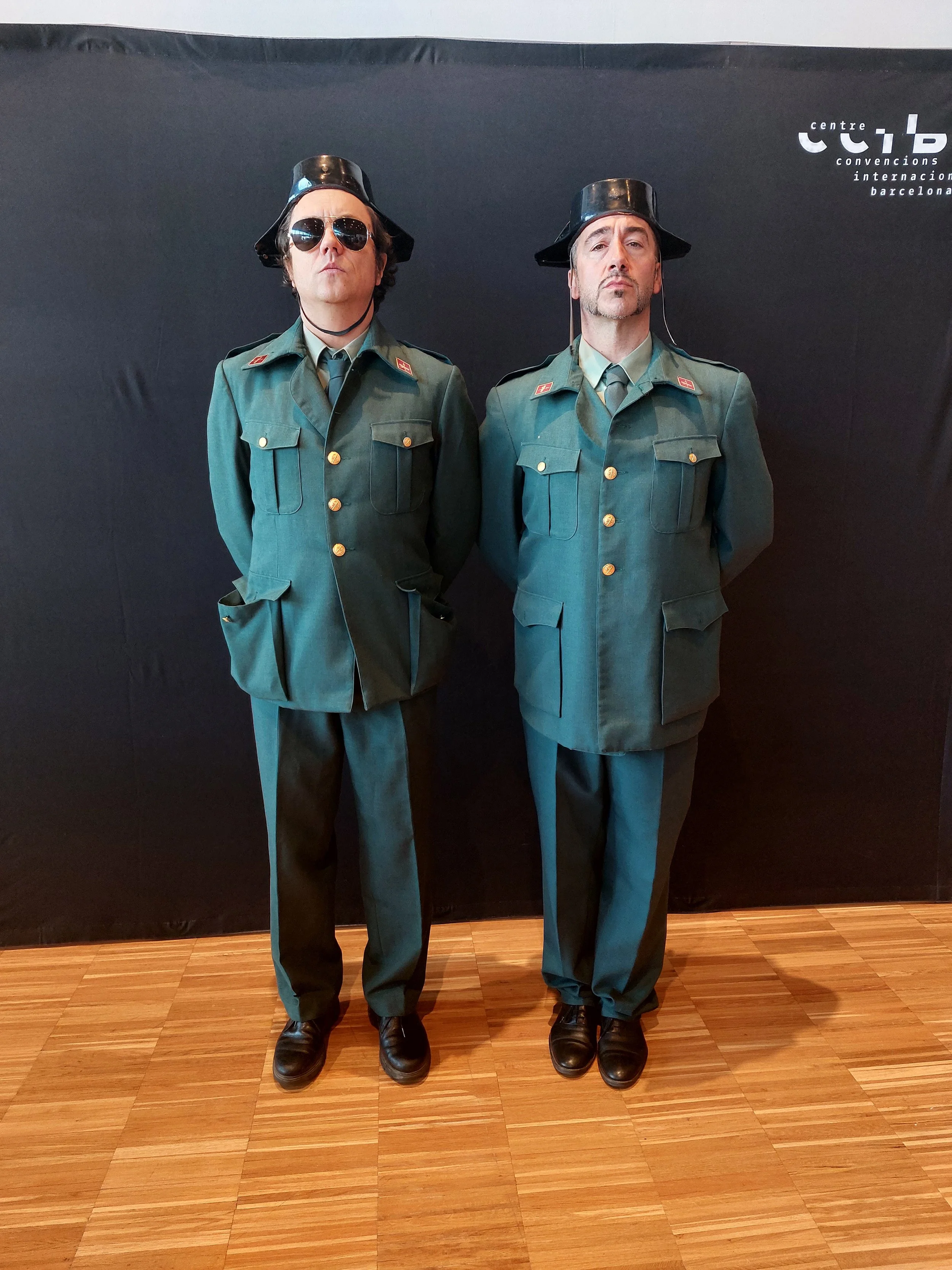 Dos actores de Cuatr8chos caracterizados como guardias civiles en una performance interactiva para evento corporativo, realizando animación e interacción con los invitados durante la experiencia.