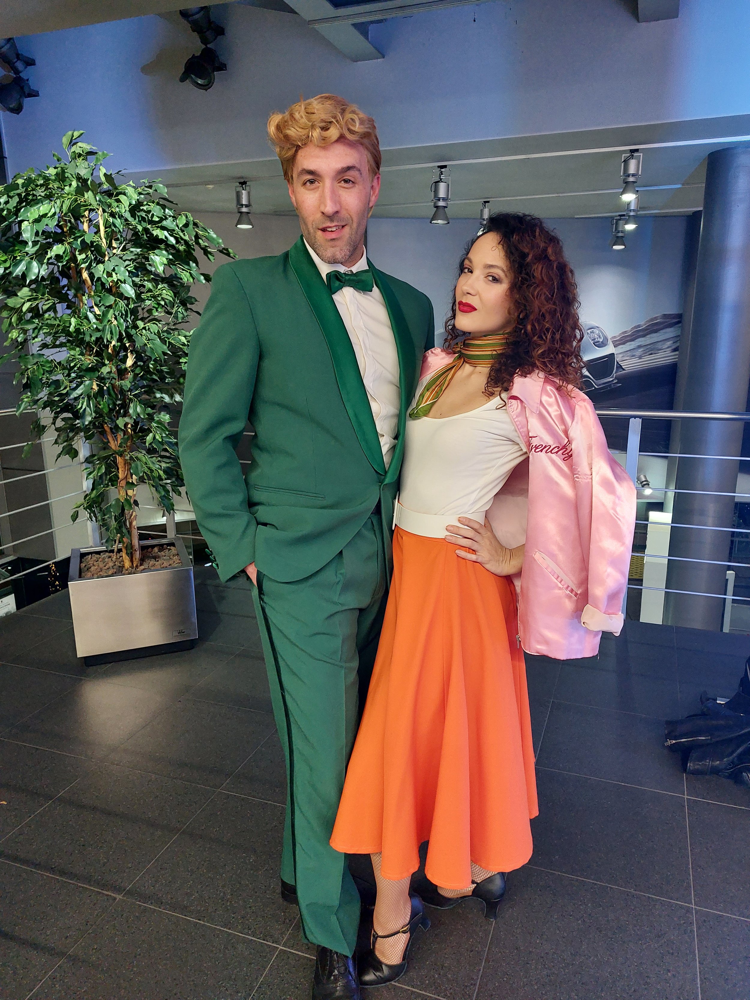 Intervención de personajes de Cuatr8chos con vestuario escénico y presencia performativa, pensada para dinamizar eventos corporativos, fiestas privadas y formatos sociales con carácter visual.